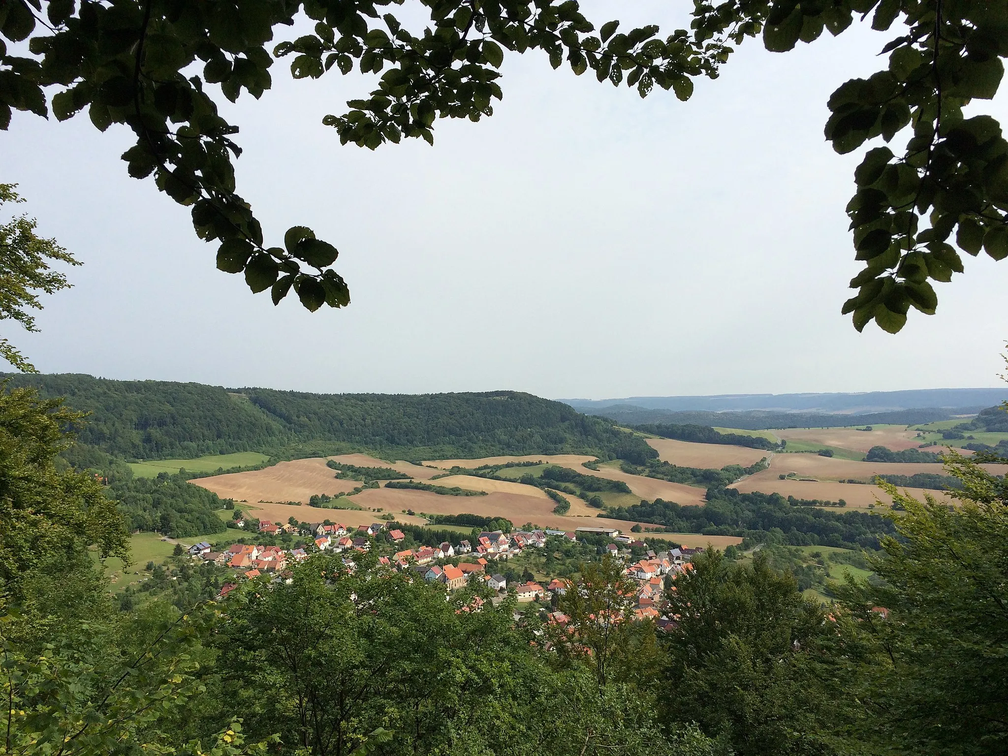 Photo showing: Aussichtspunkt Kella am Werra-Burgen-Steig Hessen (X5H) mit Blick auf Kella und Pfaffschwender Kuppe (494 m), links daneben an der Waldschneise das sogenannte Grenzeck an der ehemaligen Innerdeutschen Grenze