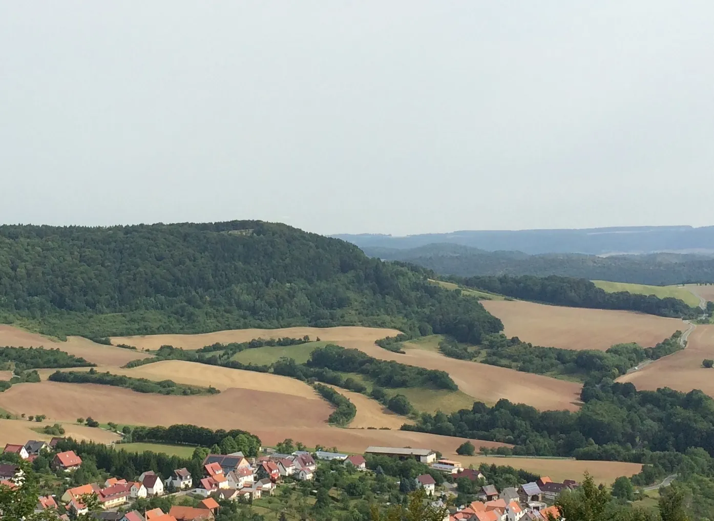 Photo showing: Aussichtspunkt Kella am Werra-Burgen-Steig Hessen (X5H) mit Blick auf Kella und die Pfaffschwender Kuppe (494 m), rechts daneben die Siebertsburg und im Hintergrund die Eichsfelder Höhe bei Wachstedt