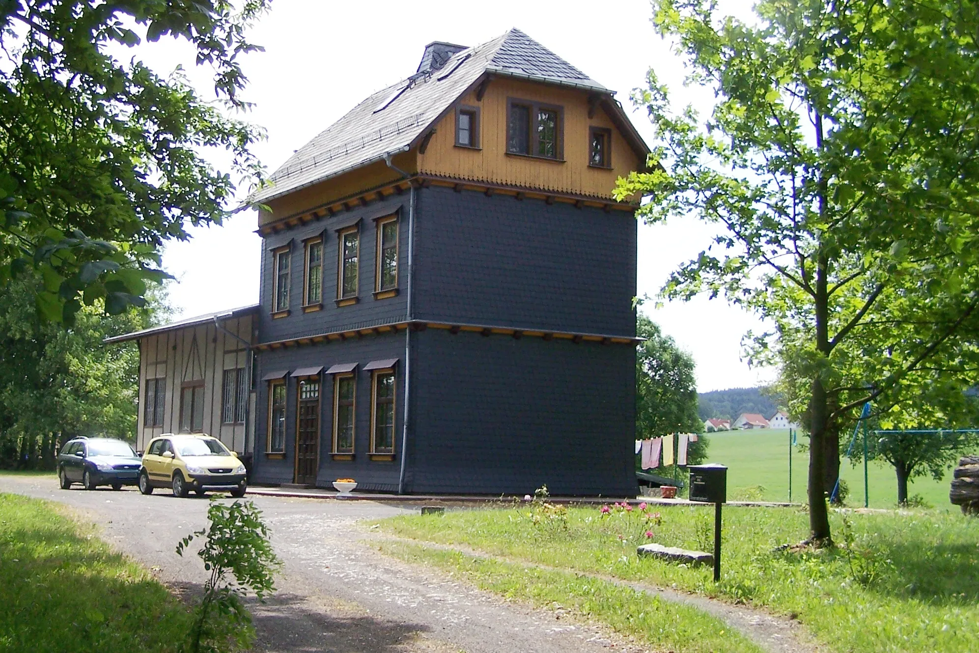 Photo showing: Der ehemalige Bahnhof  von Ernstroda und Schönau vor dem Walde.