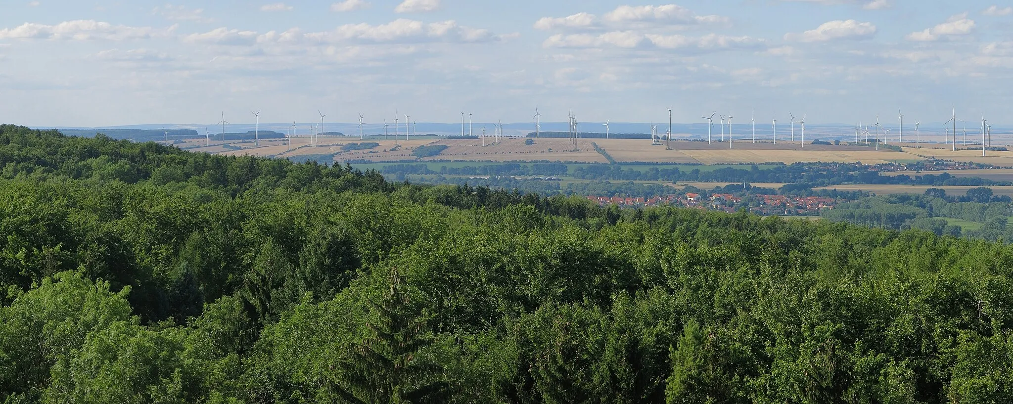 Photo showing: Ausschnitt des Panoramabildes vom Bürgerturm bei Gotha: Blick zum Windpark auf den Ausläufern der Großen Harth, davor der Ort Goldbach