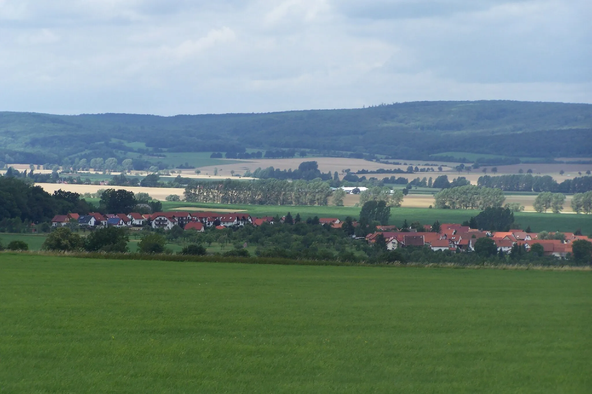 Photo showing: Der westliche Ortsrand von Haina mit der Neubausiedlung am Hainaer Holz (im Hintergrund der südliche Hainich.