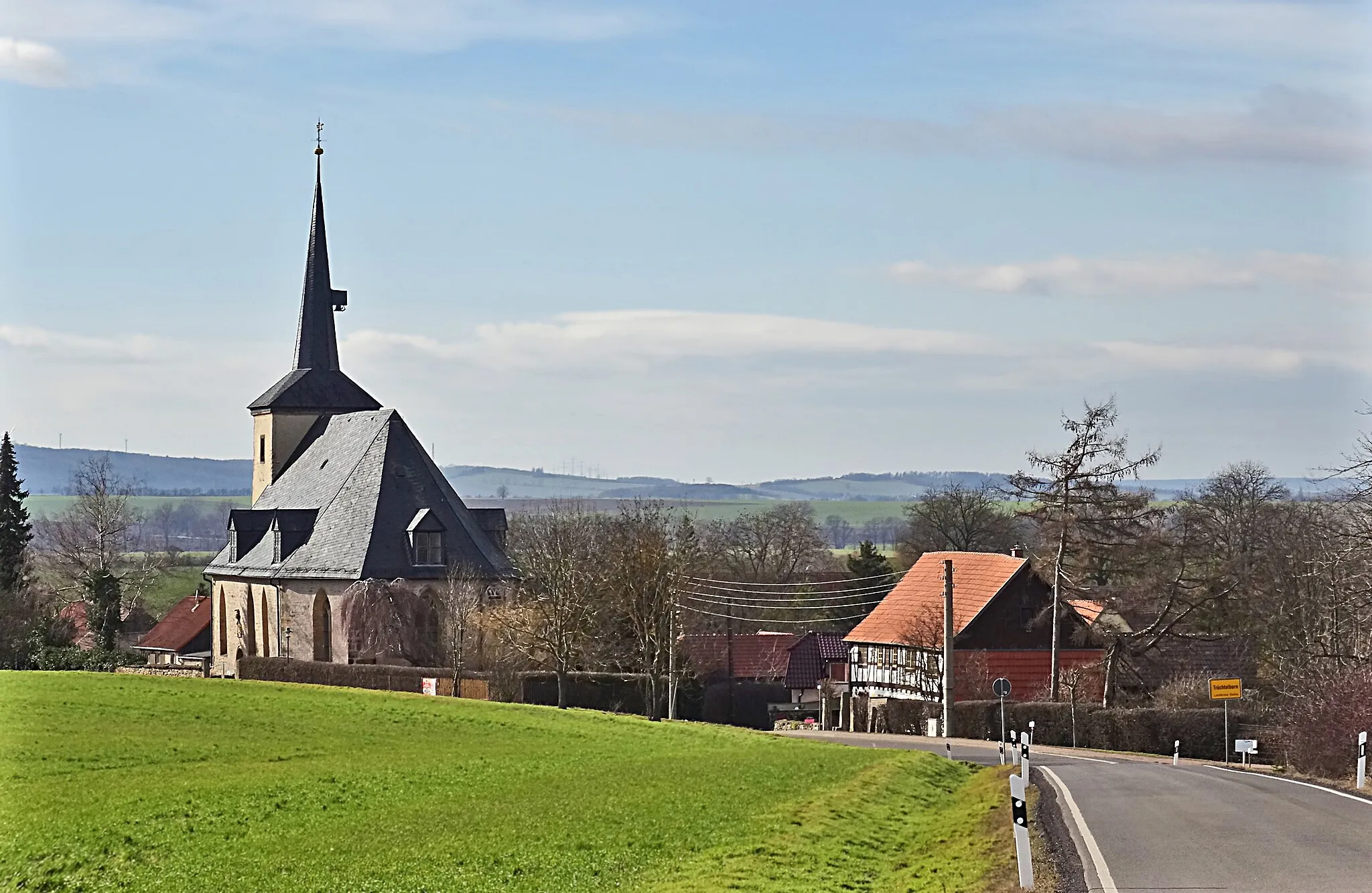 Photo showing: Dorfkirche und Pfarrhaus St. Bonifatius (Tröchtelborn) von Osten