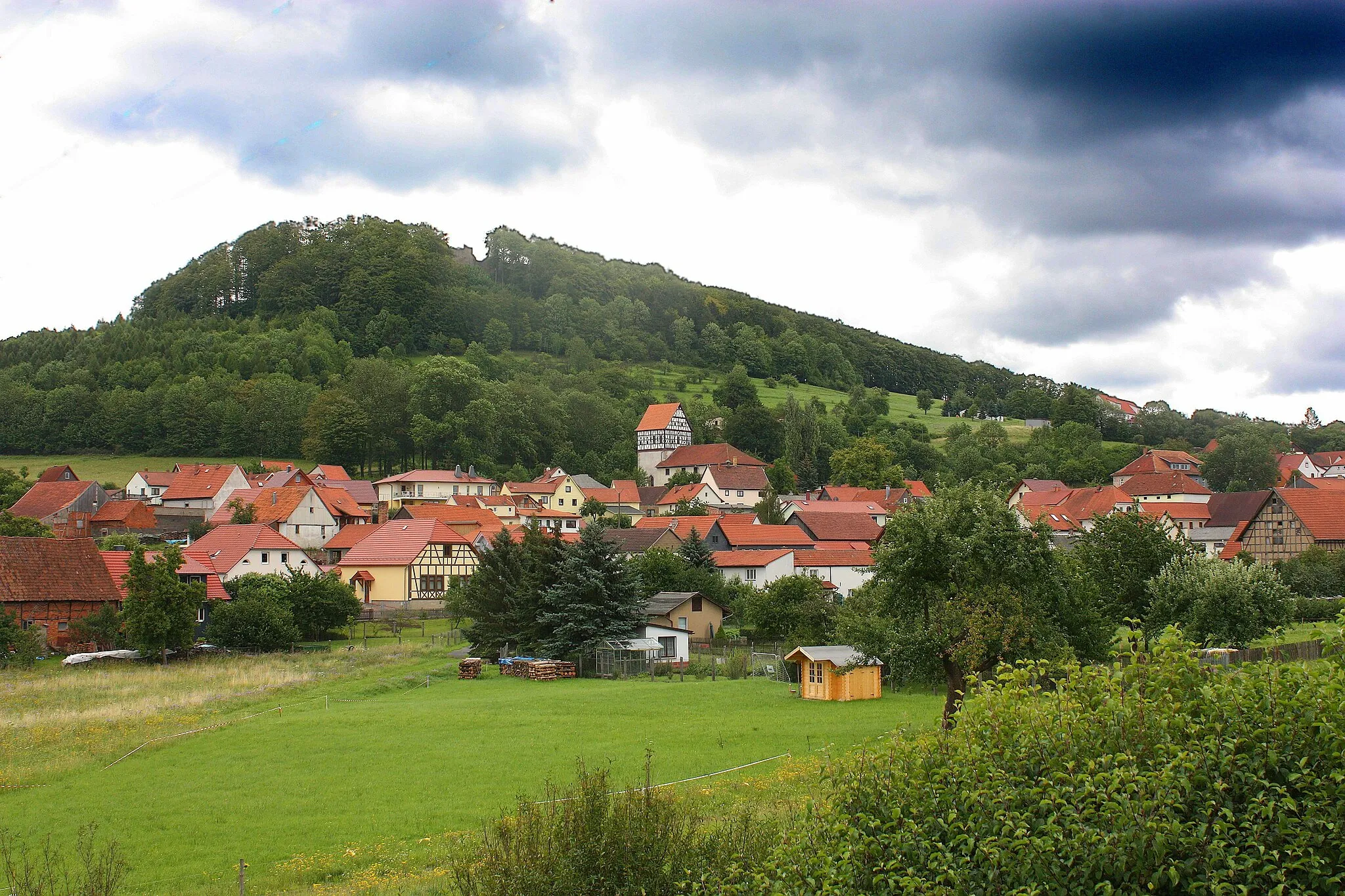 Photo showing: Village Henneberg with the castle hill and castle ruin "Henneburg"