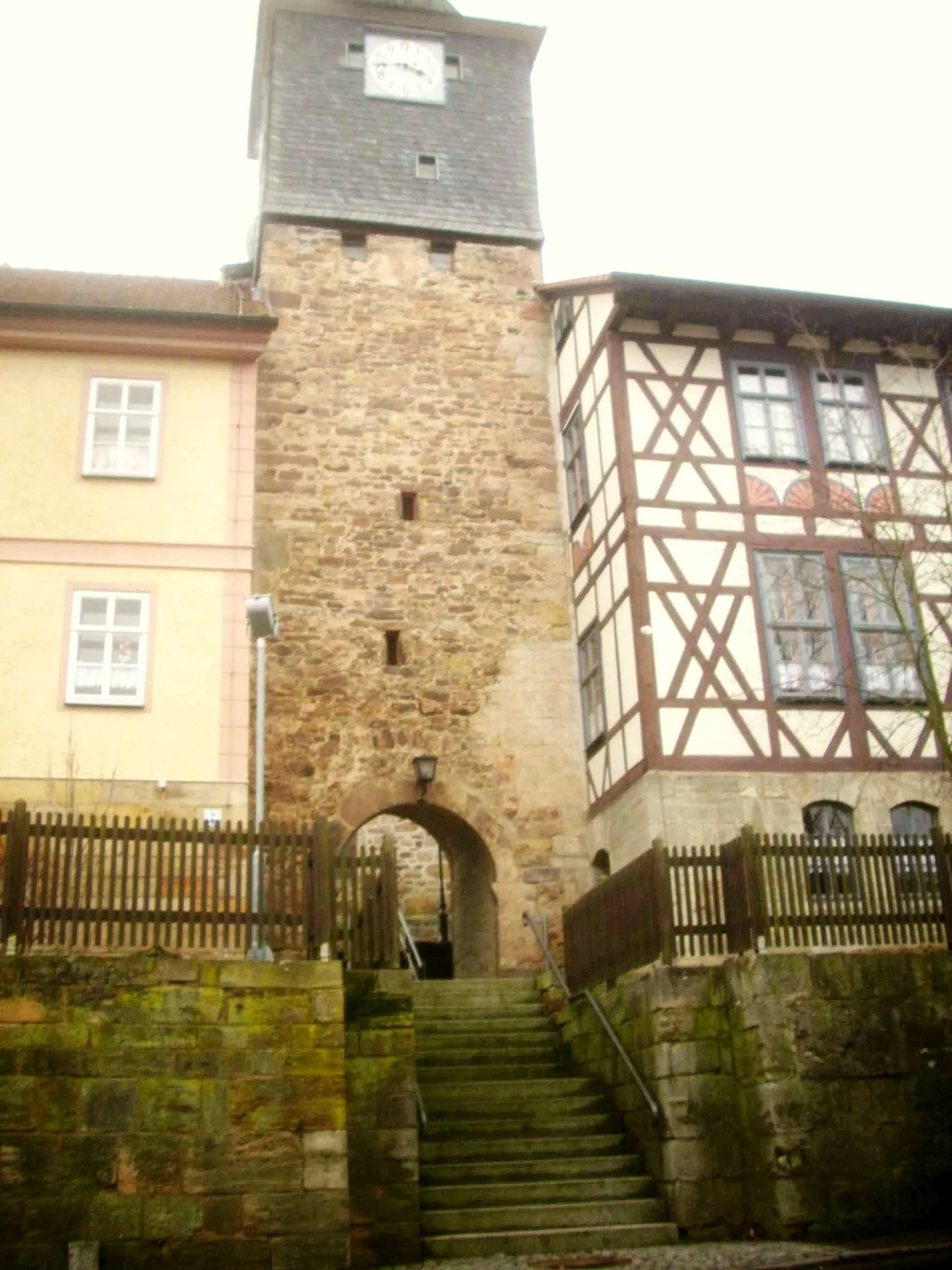 Photo showing: Stepfershausen (Church-Castle); District of Schmalkalden-Meiningen; Federal State (and Free State) of Thuringia; Germany
Build in the late 14th century; later changes; of special interest:  Former “Gaden-Kirchenburg” (to the inner side of the curtain, within the courtyard there were wooden houses for storing goods); to the town side modern modified ones remaining. Gate-tower with three levels; massive church-tower (chorus in the basement); remnants of the curtain.