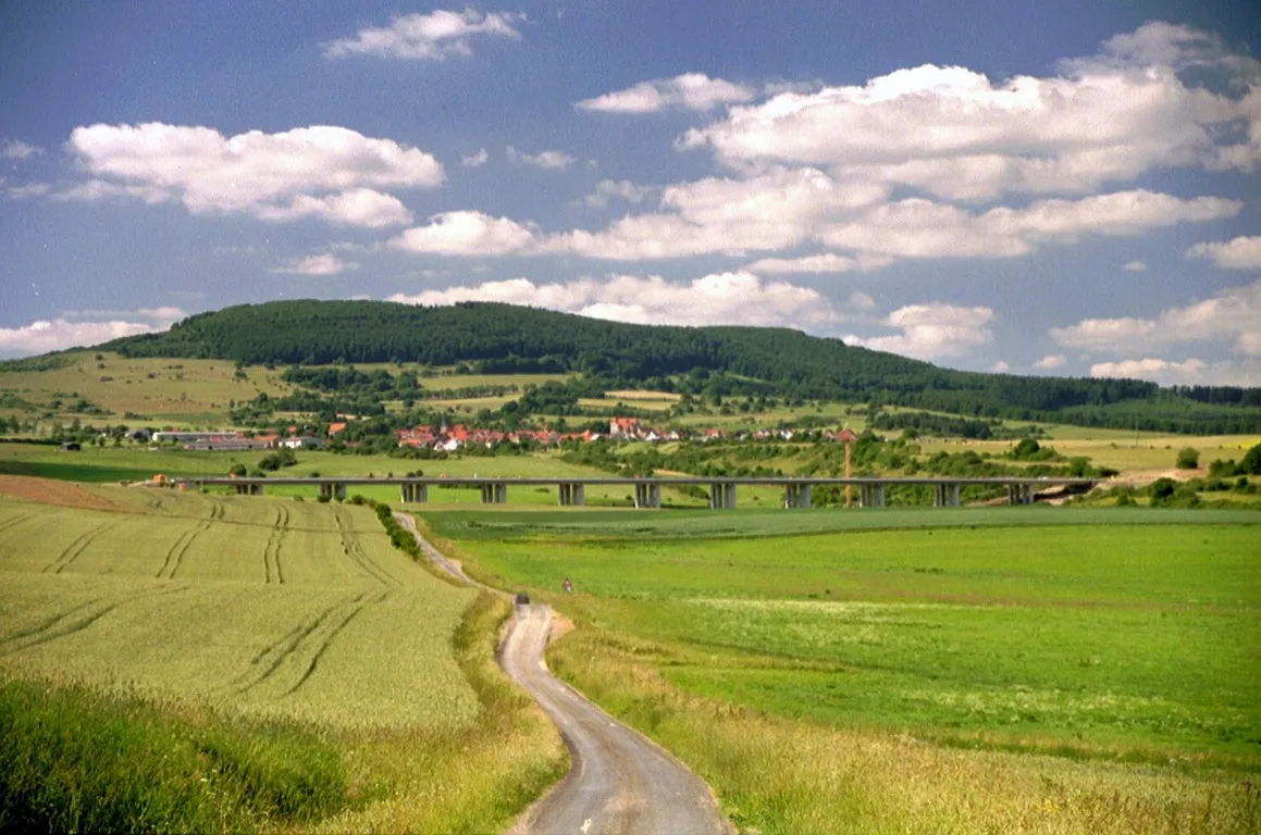 Photo showing: Motorway Bridge "Rotes Tal" (Red Valley) with Kühndorf and the mountain "Dolmar" in South West Thuringia