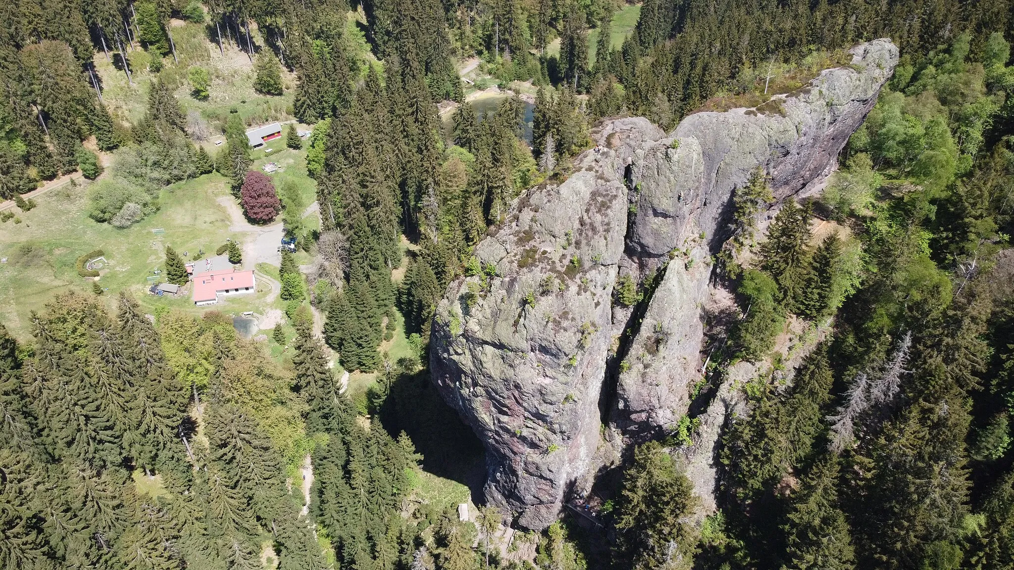 Photo showing: Aerial view of Falkenstein rock wall near Tambach-Dietharz / Germany. Shot from a multicopter.