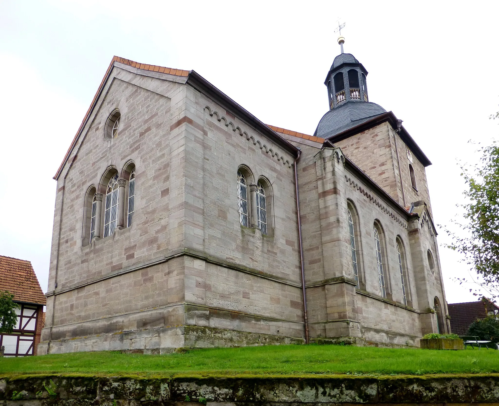 Photo showing: Evangelisch-luhterische Kirche St. Johannes der Täufer in Kerstlingerode, Gemeinde Gleichen, Südniedersachsen. Heute Tei der Apostel-Kirchengemeinde. Westturm von 1733 durch Carl Friedrich Freiherr von Schlitz gen. von Görtz, neoromanisches Langhaus 1857/57