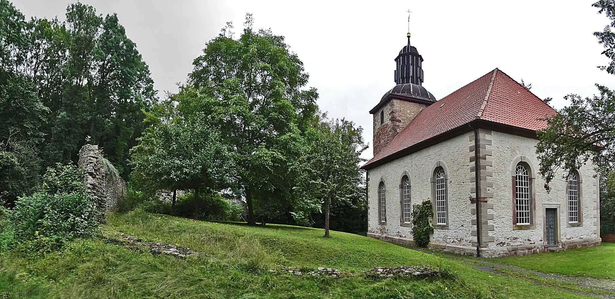 Photo showing: befestigter Kirchhof der Wehrkirche Weißenborn (Gleichen)