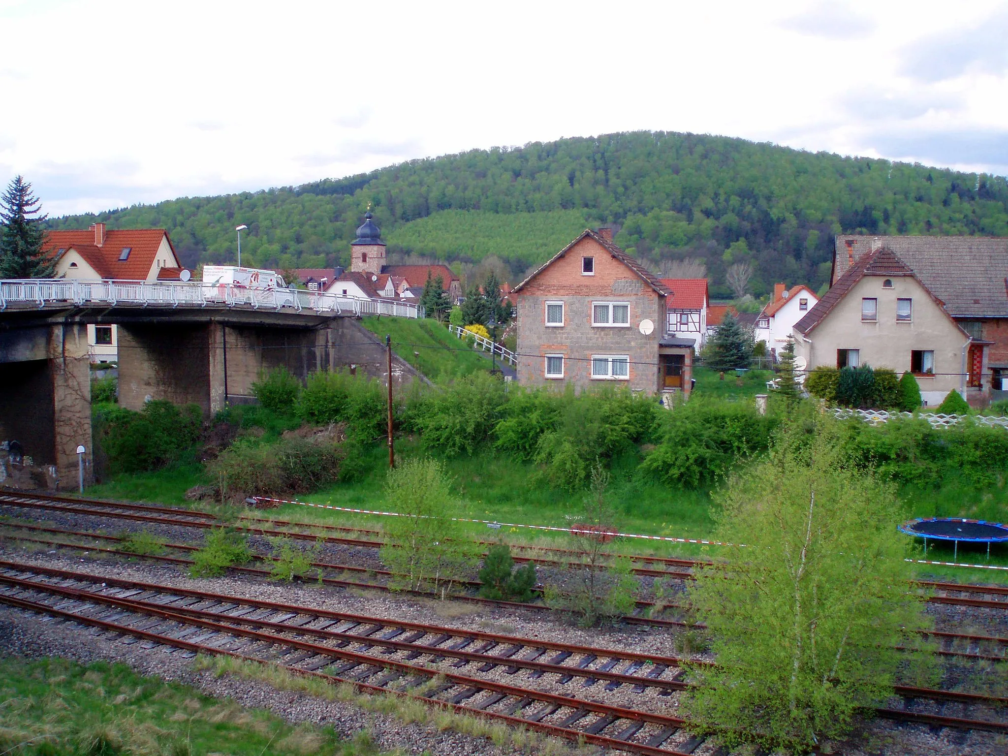 Photo showing: Eisenbahnbrücke und Kirche in Dorndorf