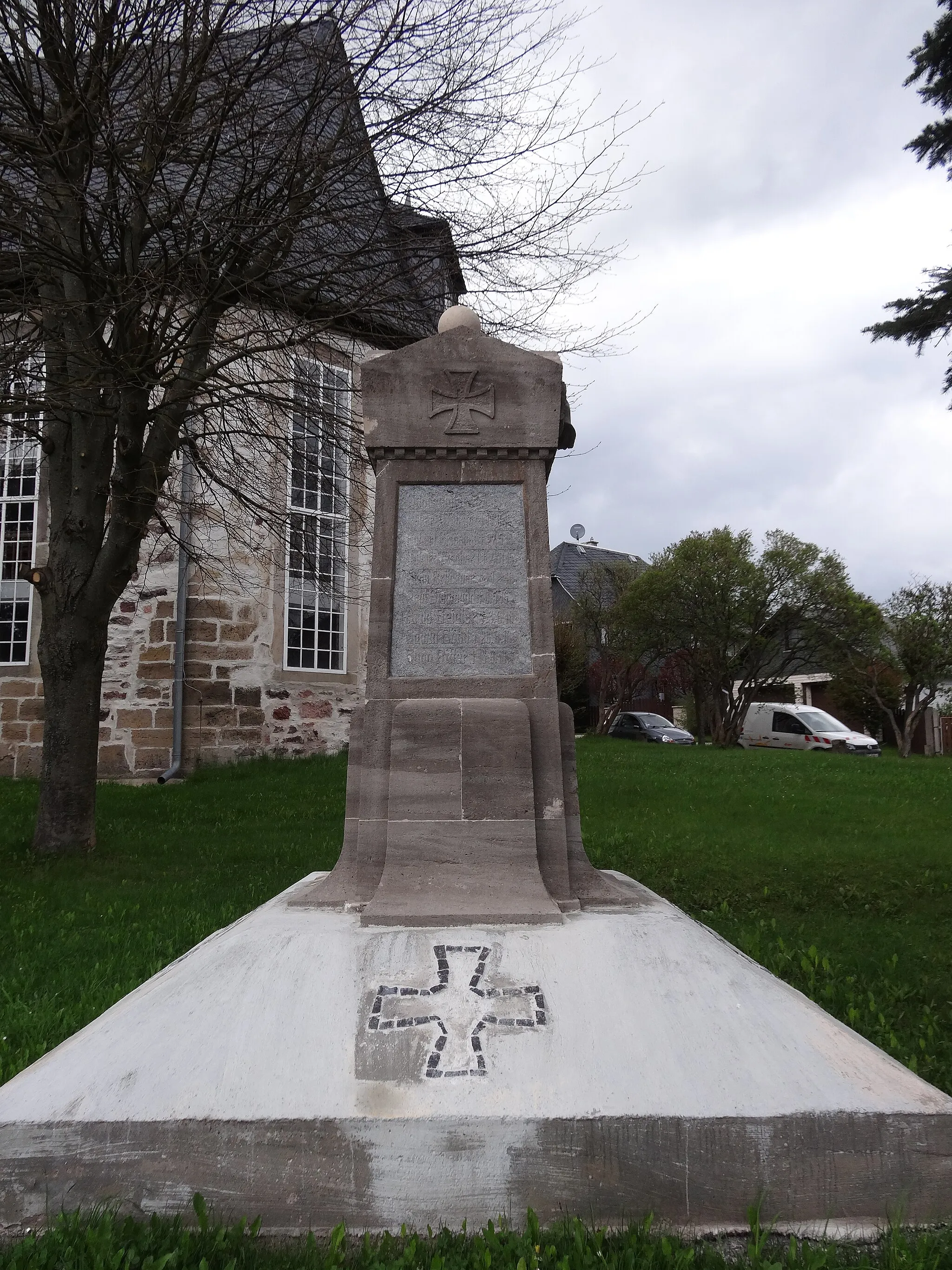 Photo showing: Kriegerdenkmal in Herschdorf, Ilm-Kreis (von Westen)