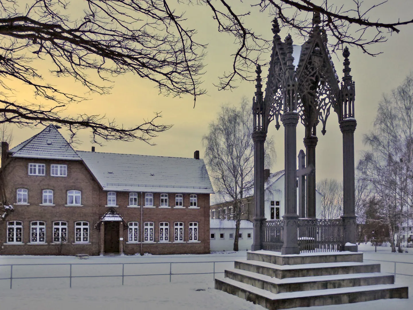 Photo showing: Scharnhorstschule und Backsteinbau des alten Schulgebäudes mit dem Denkmal für Prinz Leopold von Hessen-Homburg in Großgörschen