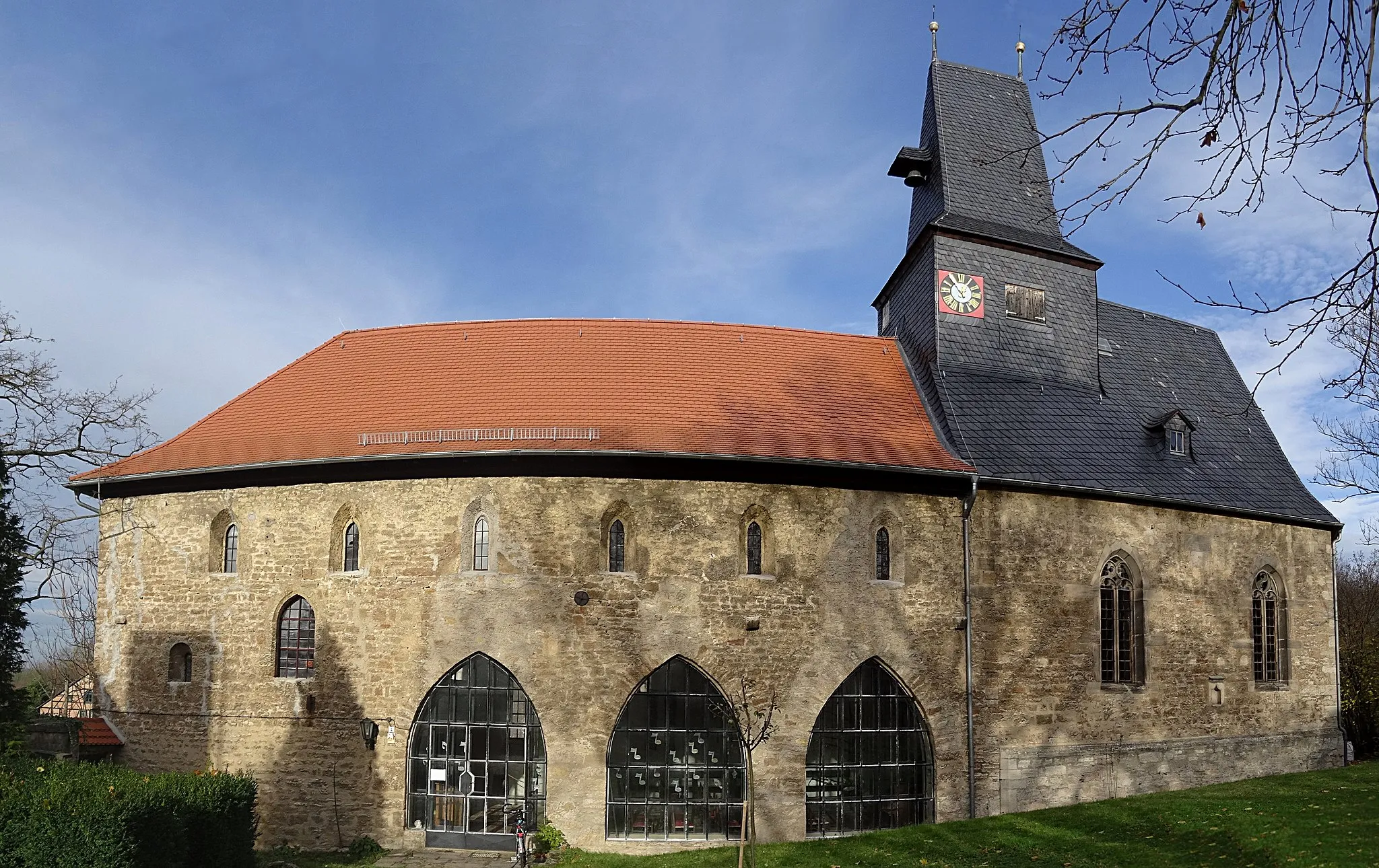 Photo showing: St. Maria und Bartholomäus in Kapellendorf, eine der ältesten bekannten Kirchen Thüringens. Die großen Rundbogenfenster sind Reste eines Seitenschiffes (von 1235 bis 1577).
