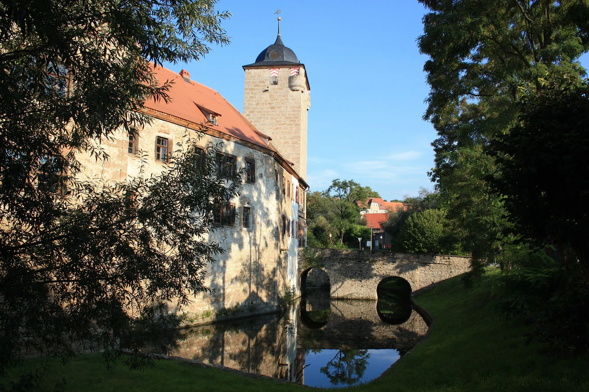 Photo showing: Wasserburg Kapellendorf (Südwestseite) - Kapellendorf, Weimarer Land, Thüringen, Deutschland