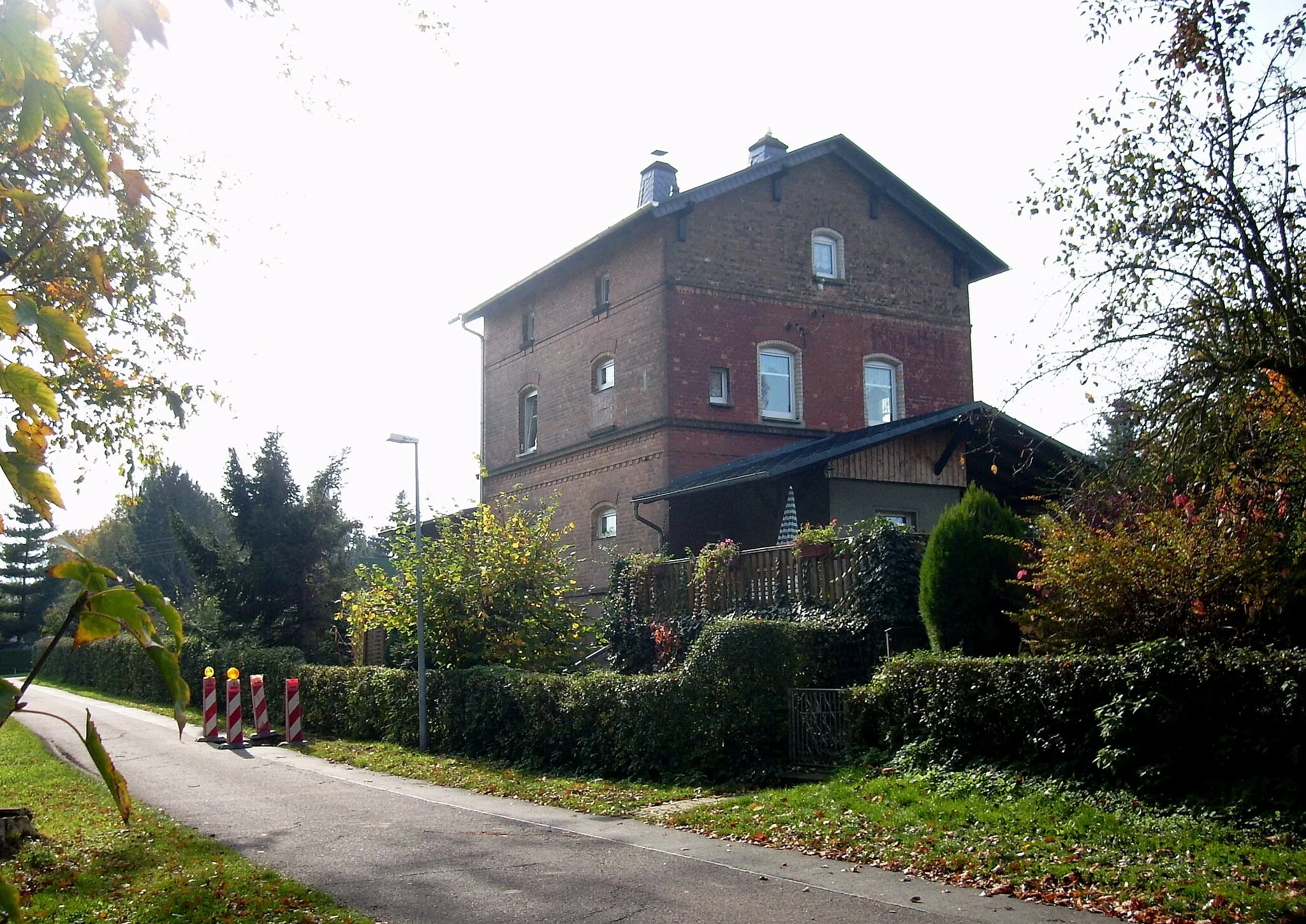 Photo showing: Building of a train station in Kostitz (Starkenberg, district of Altenburger Land, Thuringia) at the former Meuselwitz - Ronneburg railway line