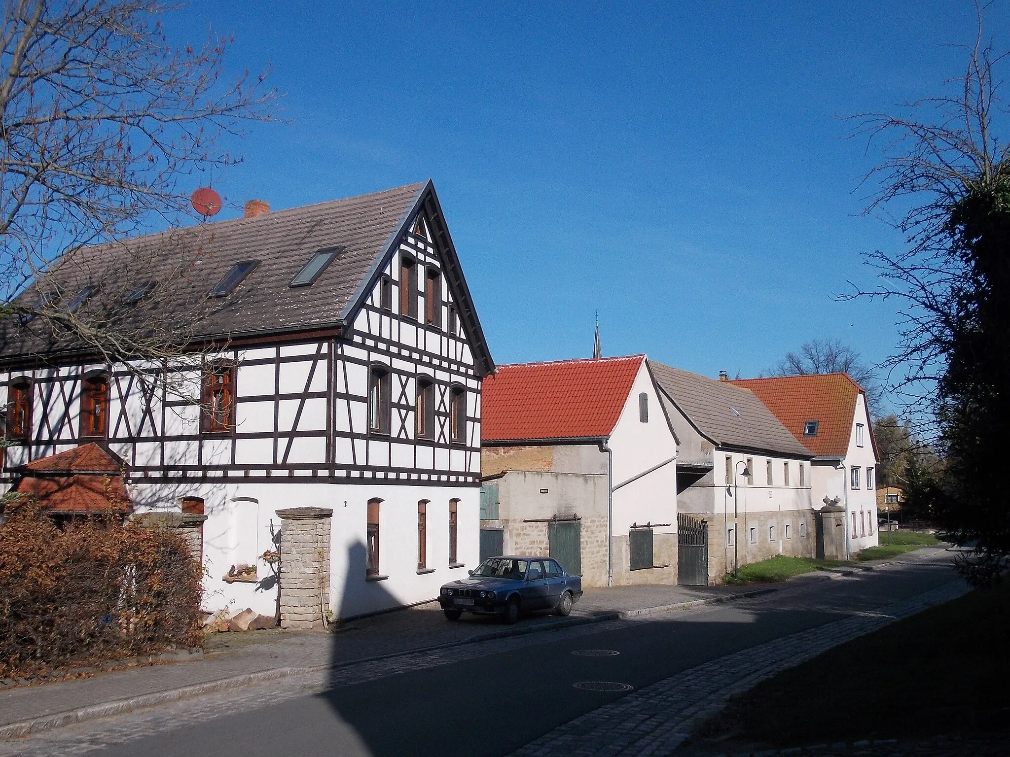 Photo showing: Houses at Hauptstrasse in Kretzschau (district: Burgenlandkreis, Saxony-Anhalt)