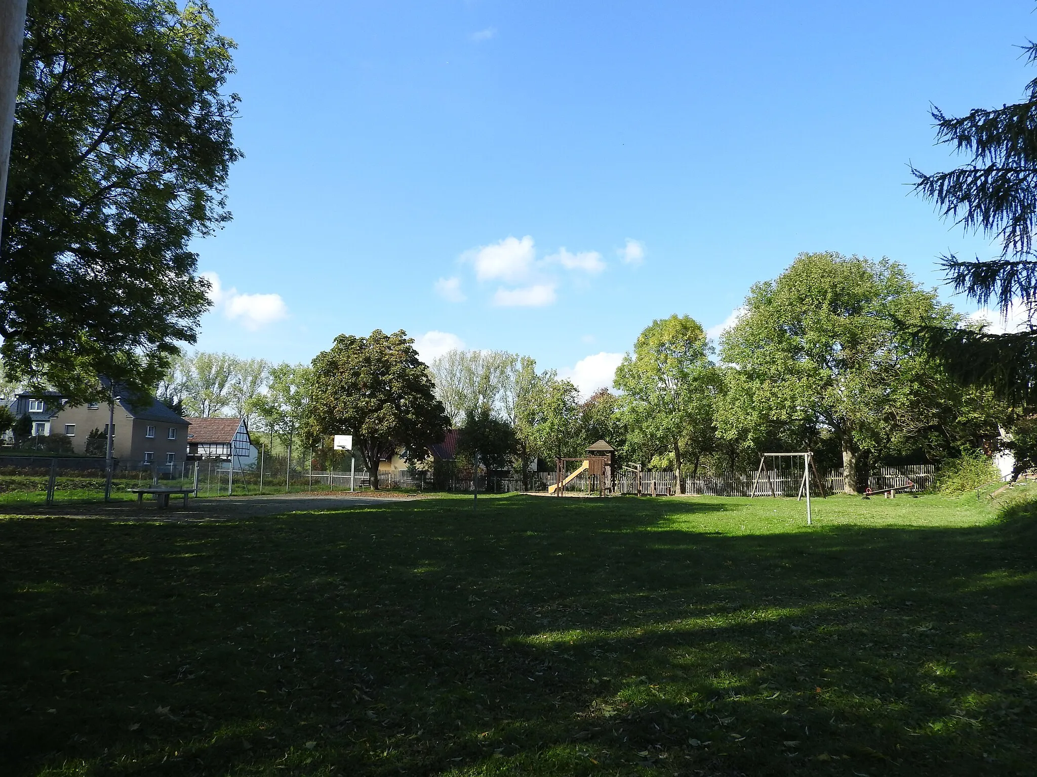 Photo showing: Dorfplatz mit Spielplatz in Löhma, Thüringen