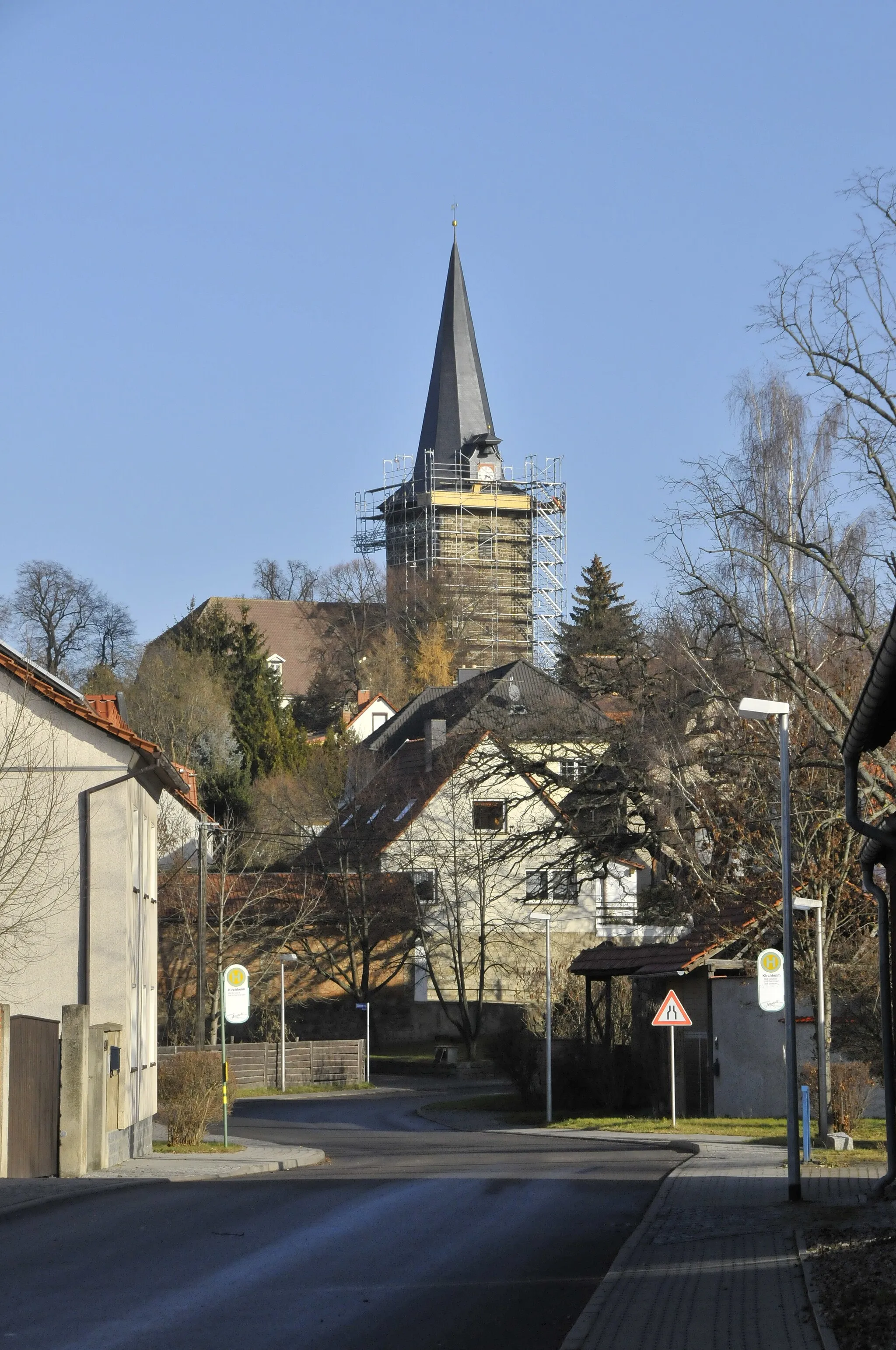 Photo showing: Kirchheim, Blick zur Kirche aus Arnstädter Straße