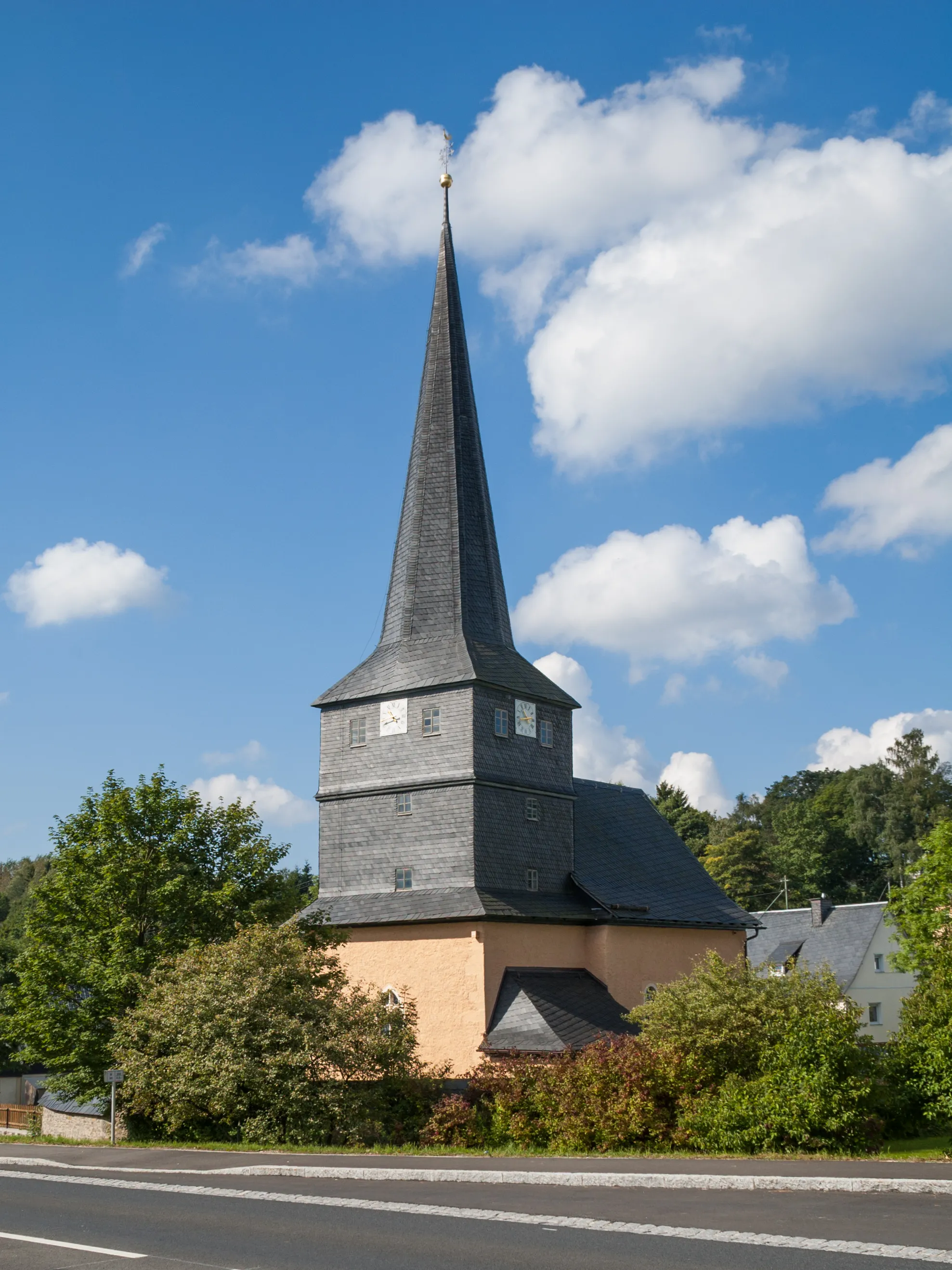 Photo showing: Die Wehrkirche St. Johannes Baptista in Steinbach am Wald.