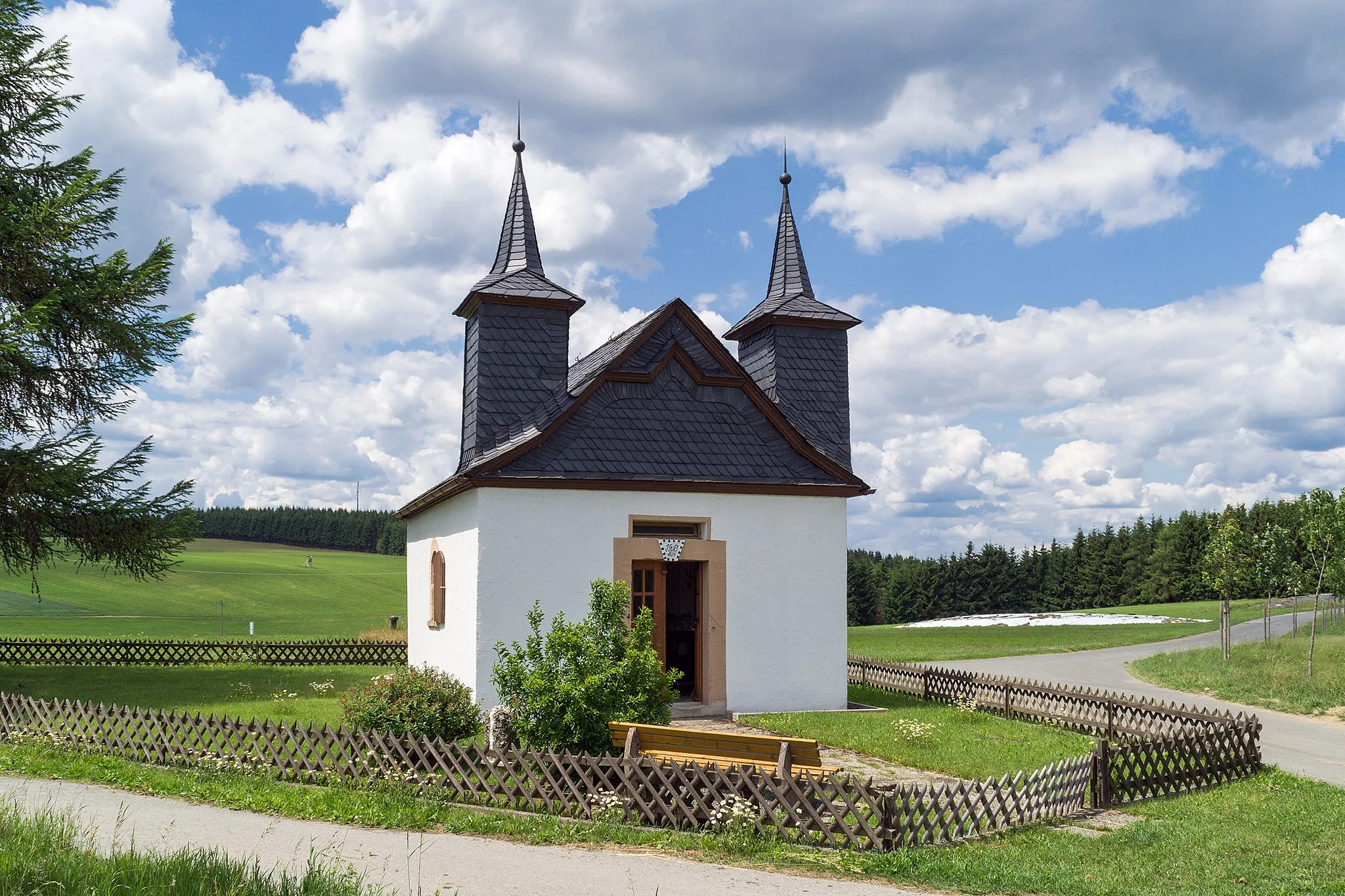 Photo showing: Feldkapelle St. Maria nahe der oberfränkischen Gemeinde Reichenbach.