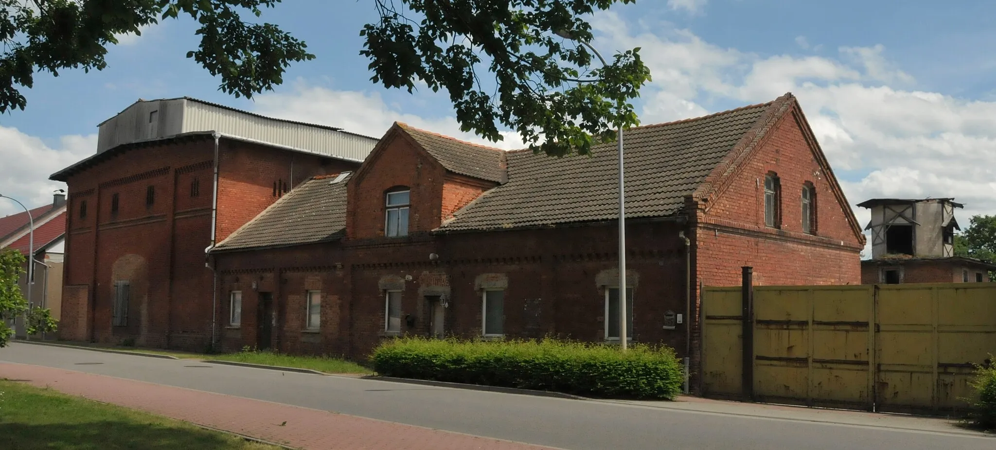 Photo showing: Alperstedt, Sömmerdaer Straße 73, im Hofe (auf dem Bild rechts außen) der verfallene Taubenturm