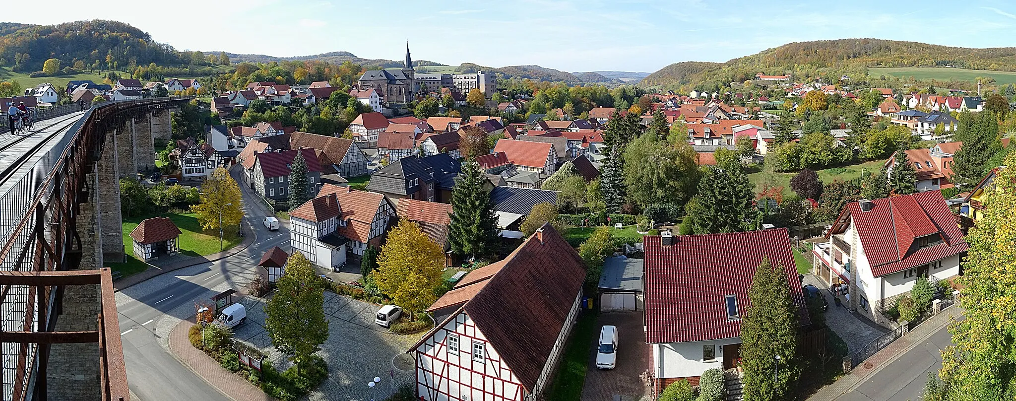 Photo showing: Blick von der Nordseite des Viadukts über die Frieda auf Lengenfeld