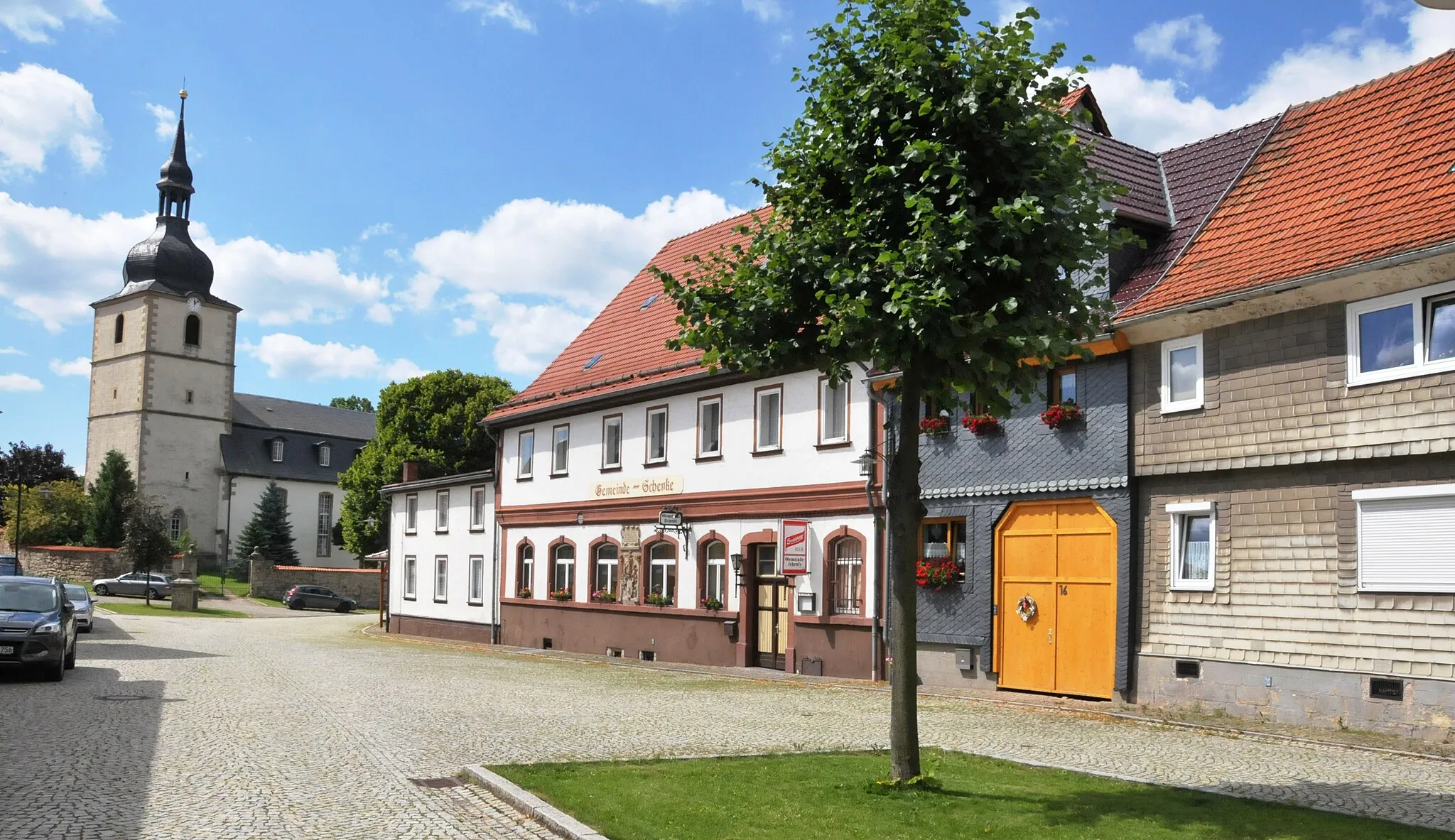 Photo showing: Crawinkel, Am Markt, Gemeindeschenke und KIrche