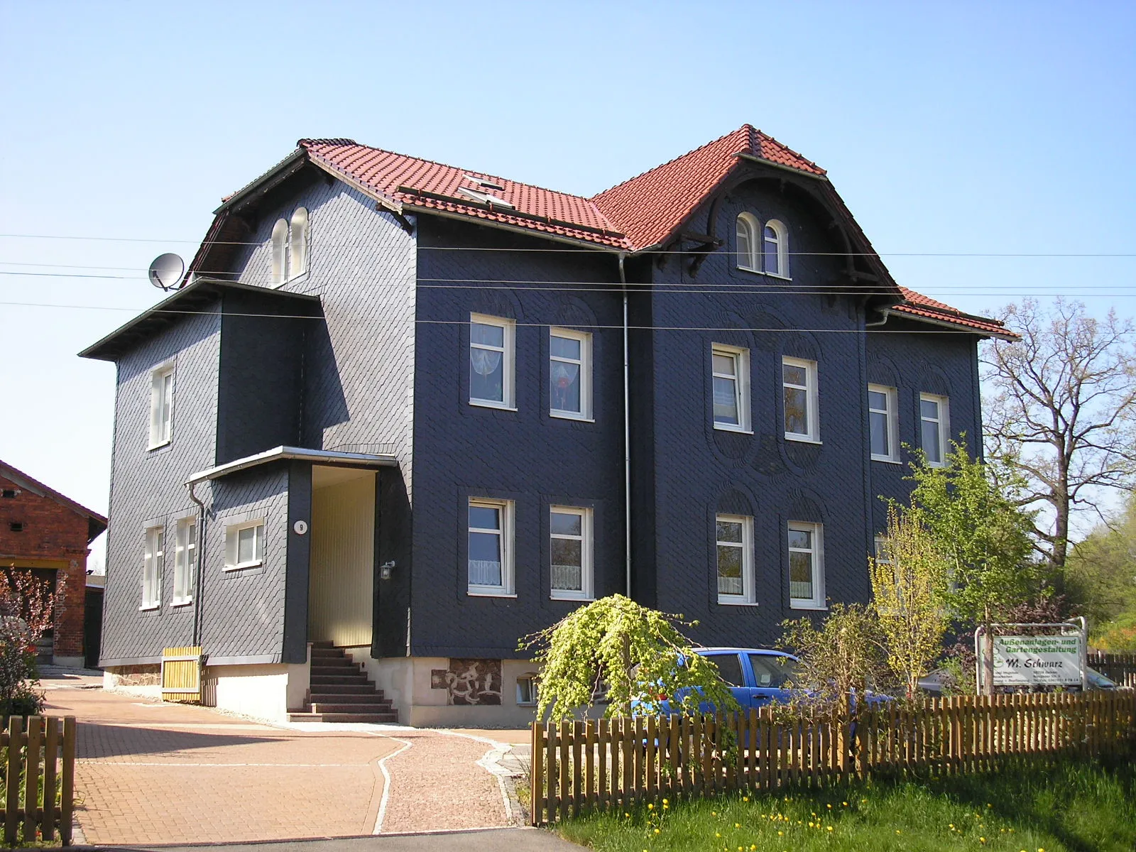 Photo showing: Eine alte Villa in Gehren (Thüringen)(ehem. Verwaltungsgebäude des staatl. Forstwirtschaftsbetriebes Ilmenau, Sitz Gehren) mit der für die Region typischen Fassadenverschieferung als Wetterschutz.