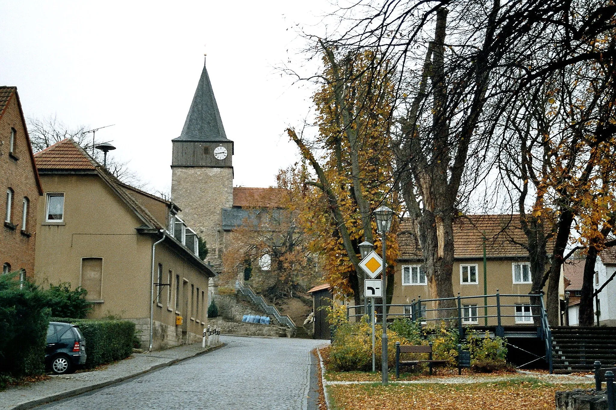 Photo showing: Kleinschwabhausen, village square and view to the church