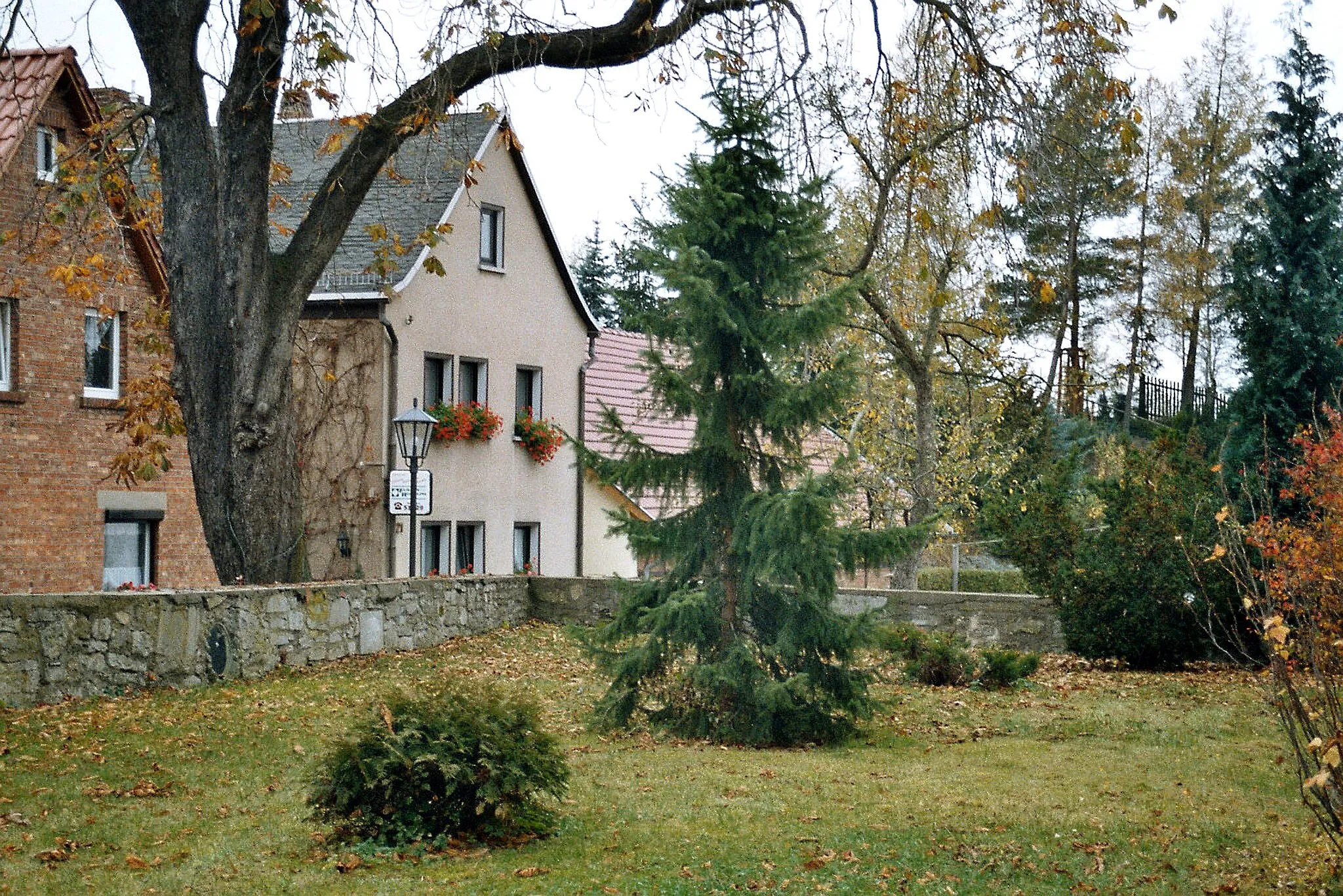 Photo showing: Kleinschwabhausen, behind the church