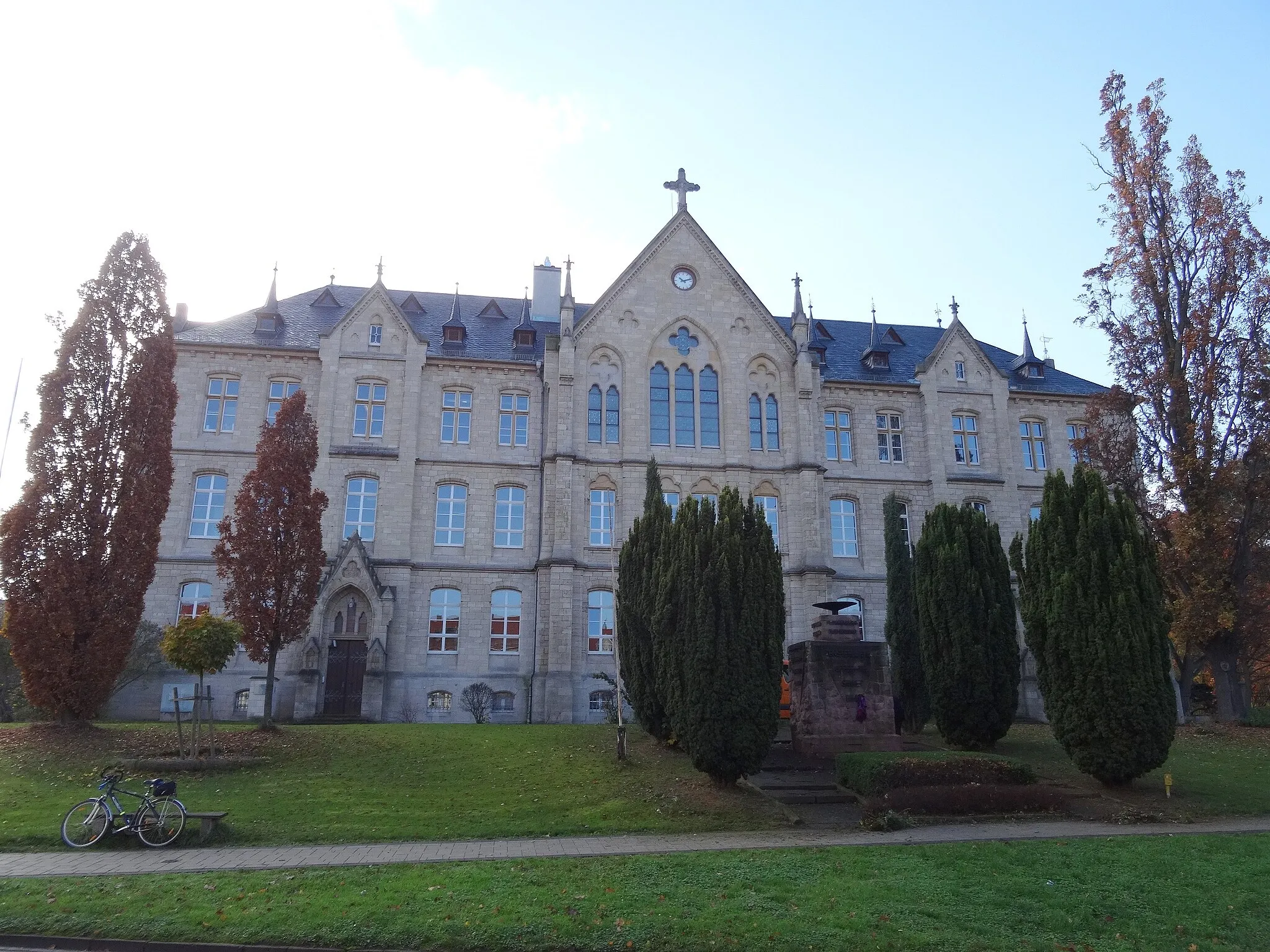 Photo showing: ehem. Fürstliches Gymnasium zu Sondershausen mit neogotischer Fassade von 1881, entworfen von Architekt Carl Frühling