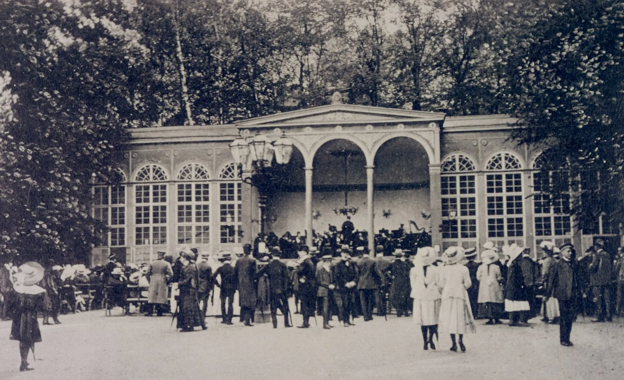 Photo showing: Lohhalle Sondershausen. Concert of Loh-Orchester. At the beginning of the 20. century.