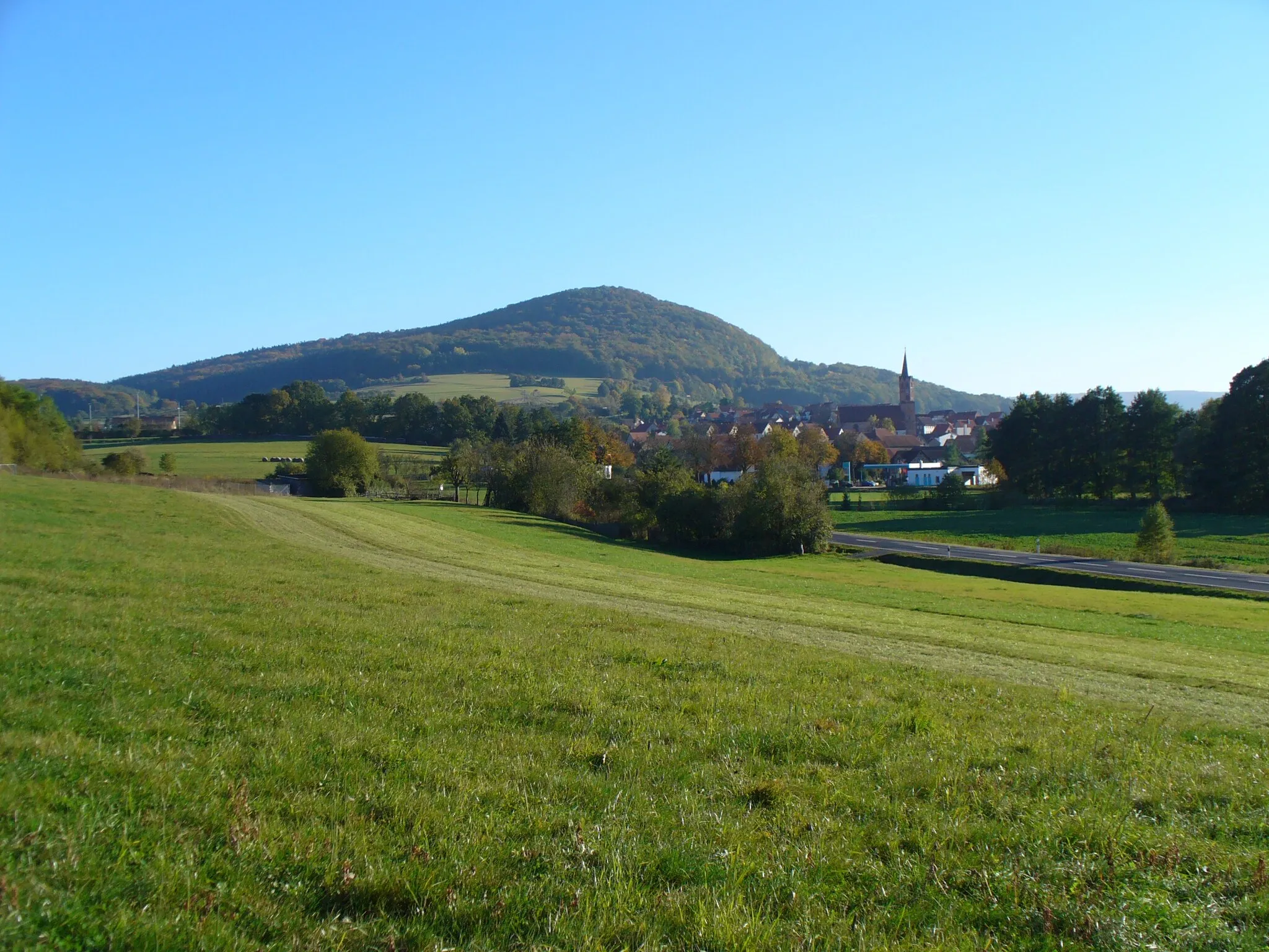 Photo showing: Das Dorf Urnshausen - im Hintergrund ist der Horn zu sehen.