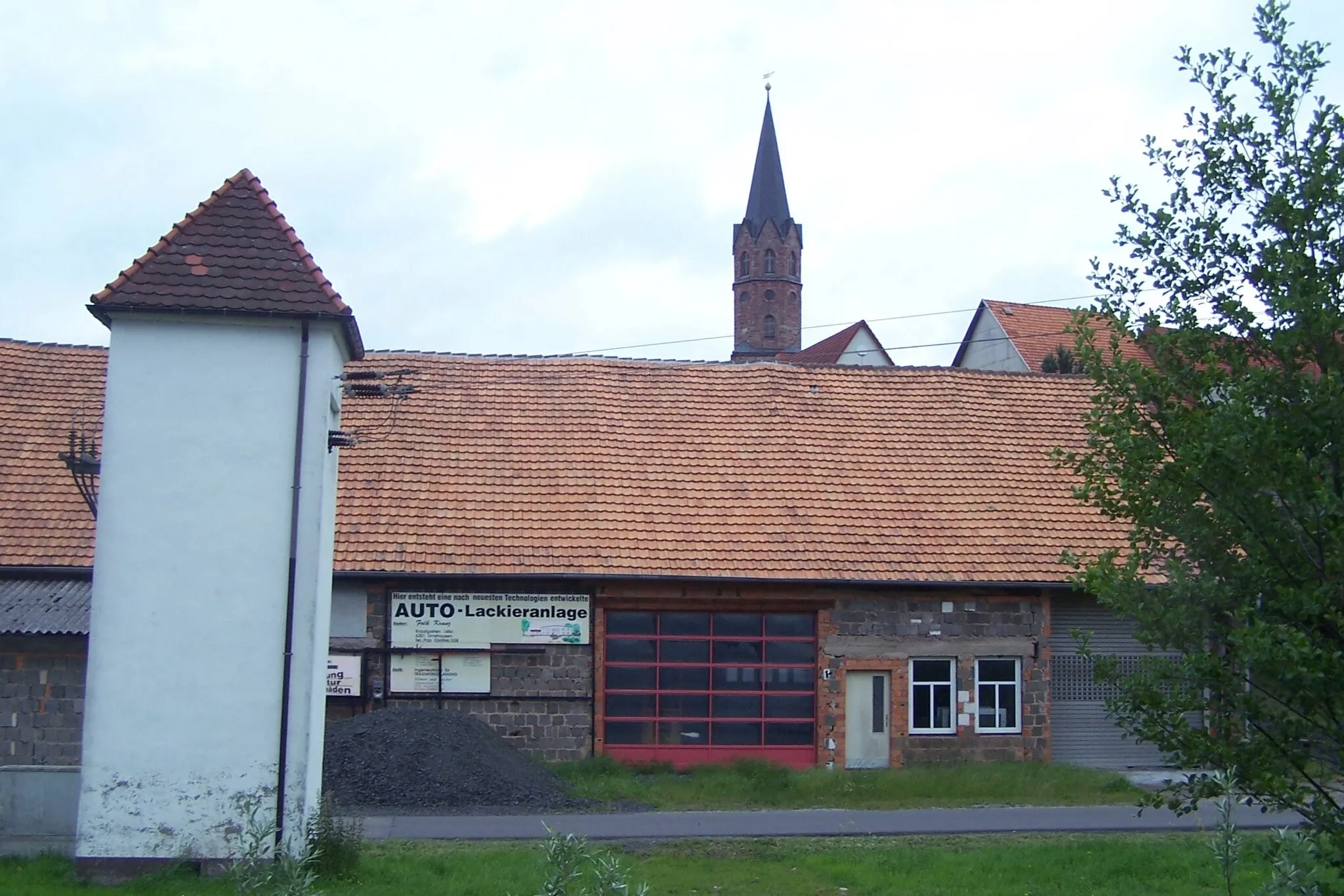 Photo showing: Das Trafo-Häuschen und einige gewerblich genutzte Gebäude in der Ortslage.