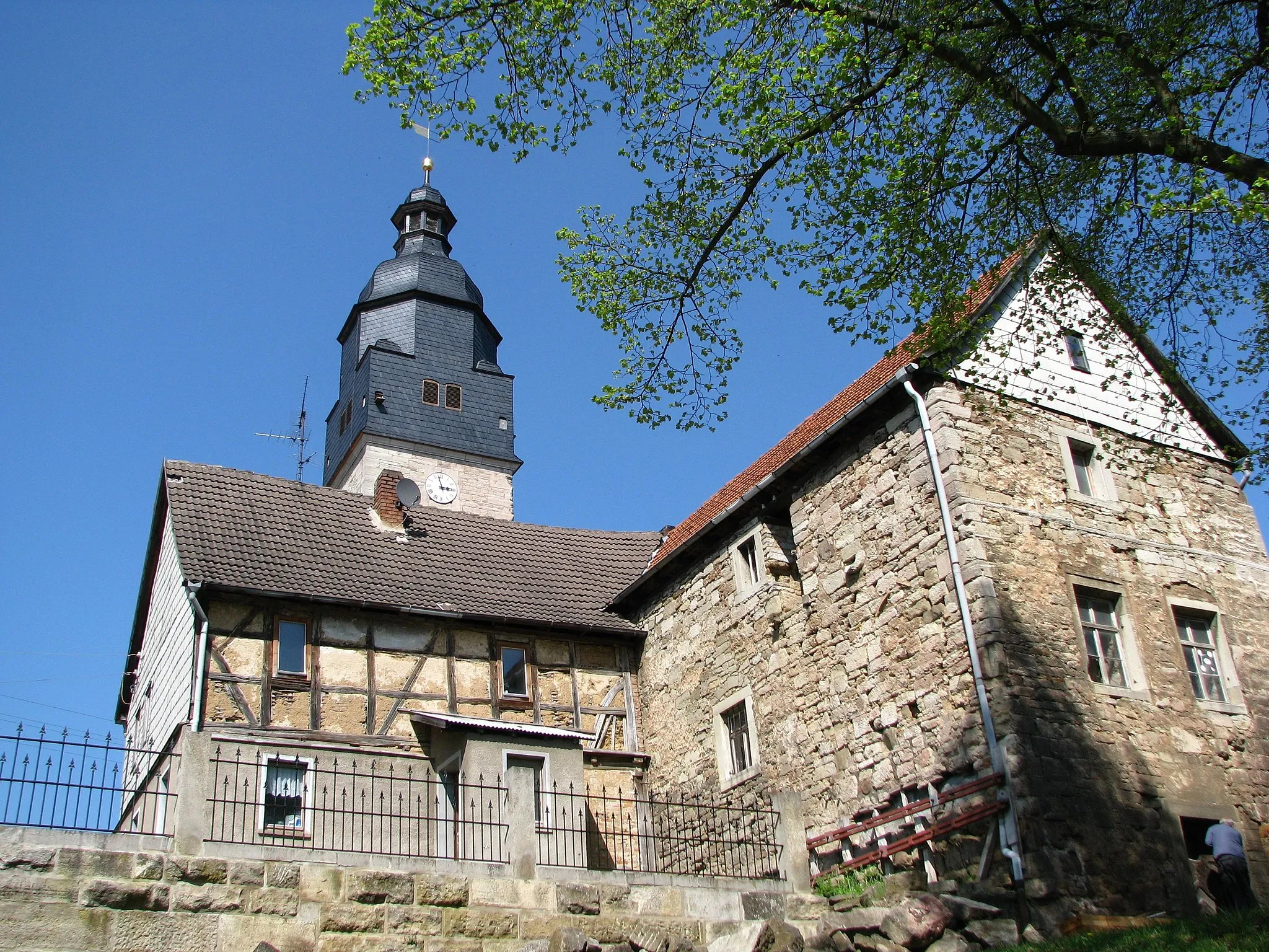 Photo showing: Sankt Peter und Paul in Oberdorla. Davor das ehemalige Stiftsgebäude.