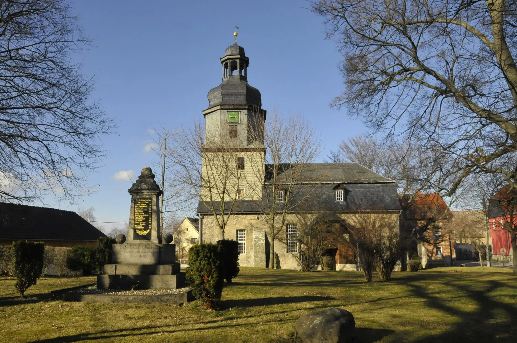 Photo showing: Döbritschen, Kirche mit Kriegerdenkmal