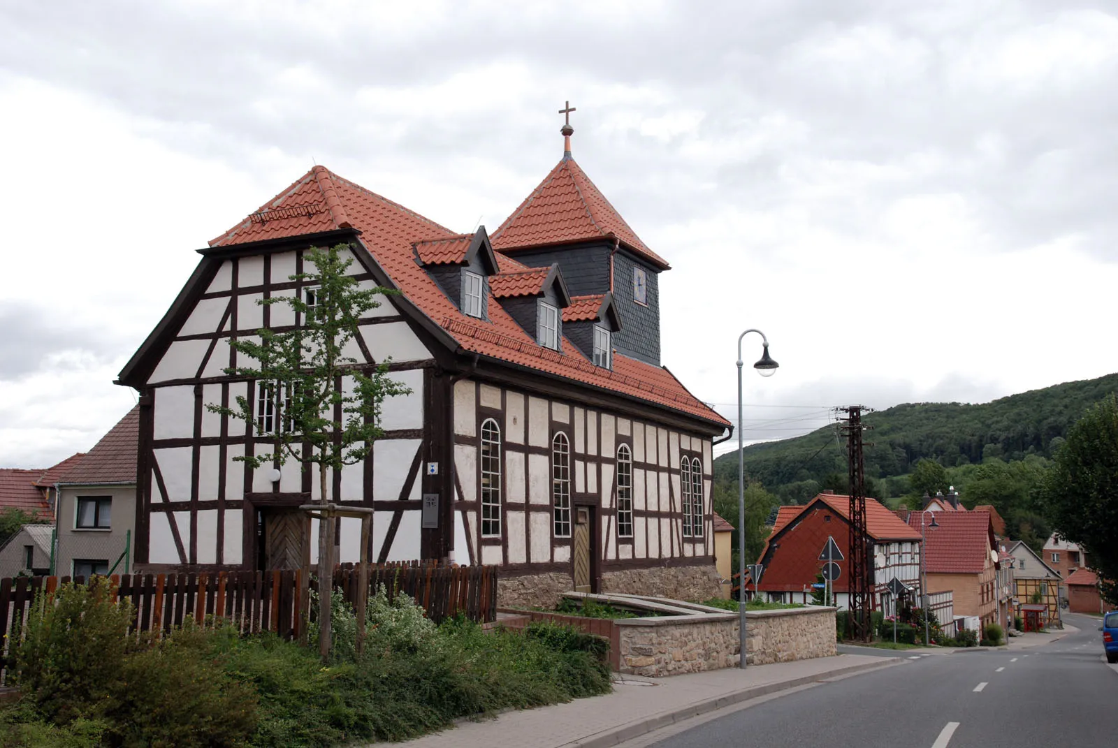 Photo showing: Kirche Rehungen (im Hintergrund der Dün mit dem Kriegsberg)