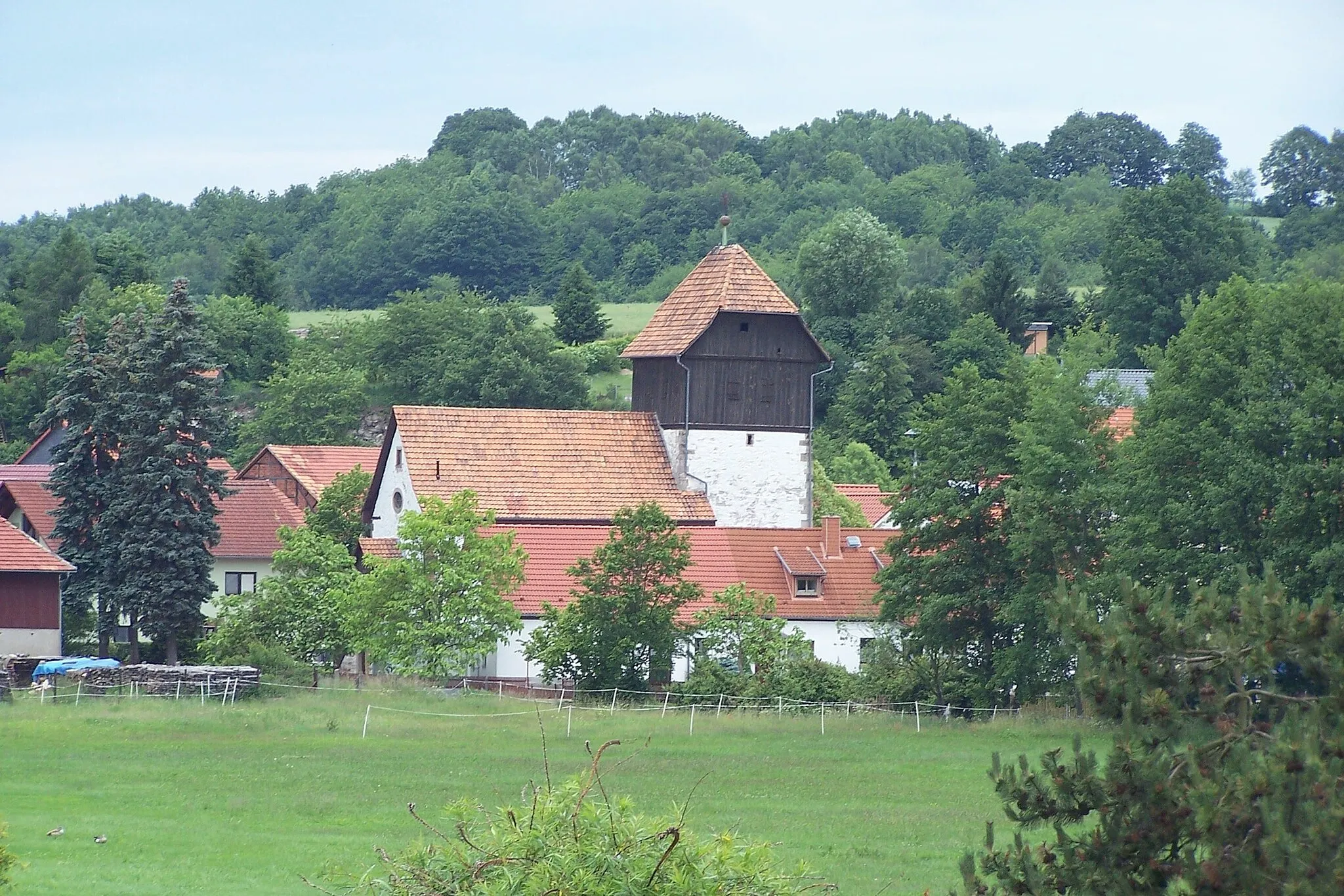 Photo showing: Blick von Süden auf den Ortskern um die Kirche.