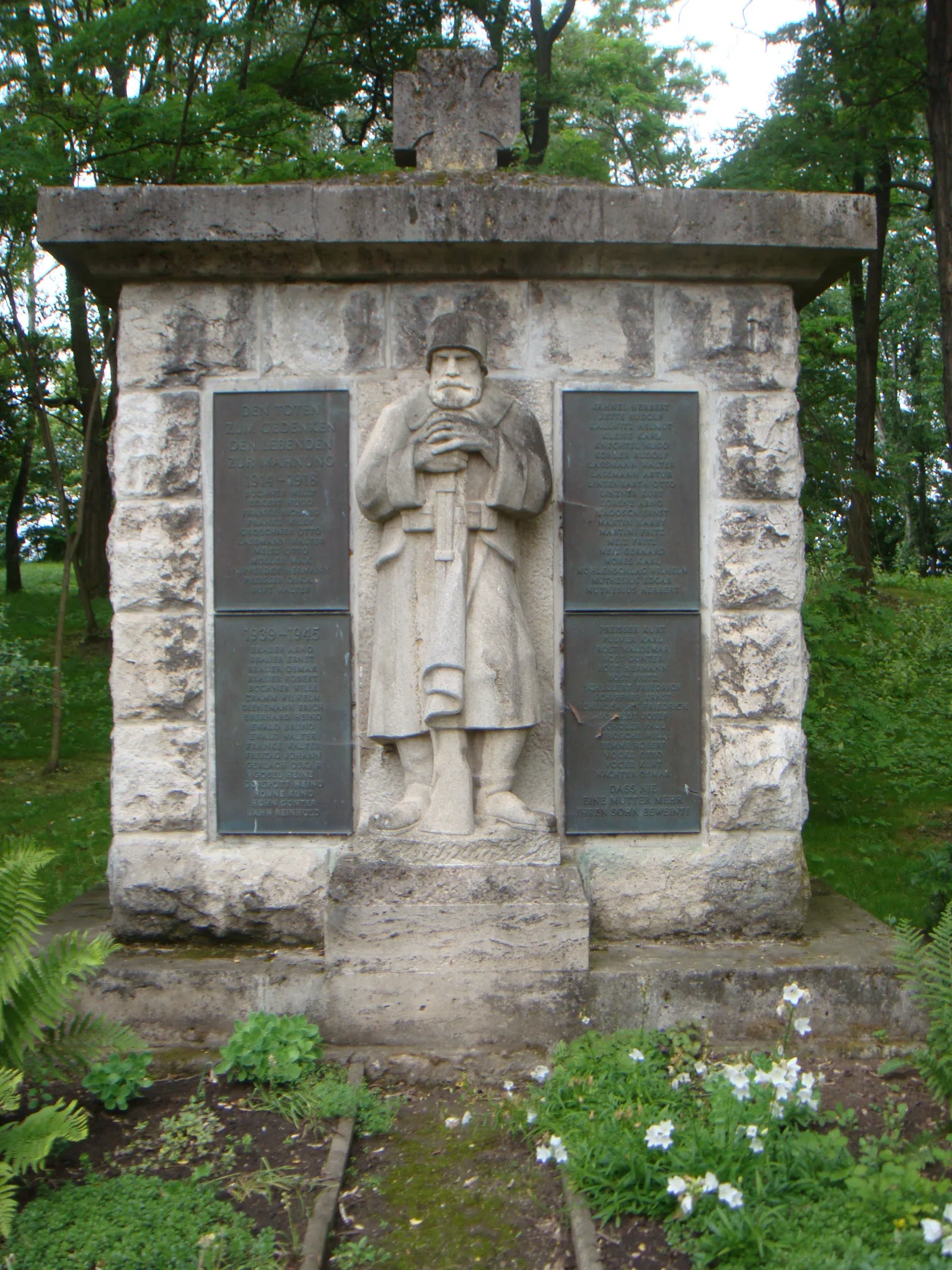 Photo showing: Kriegerdenkmal des Ersten Weltkrieges mit Ergänzung und neuer Sinngebung