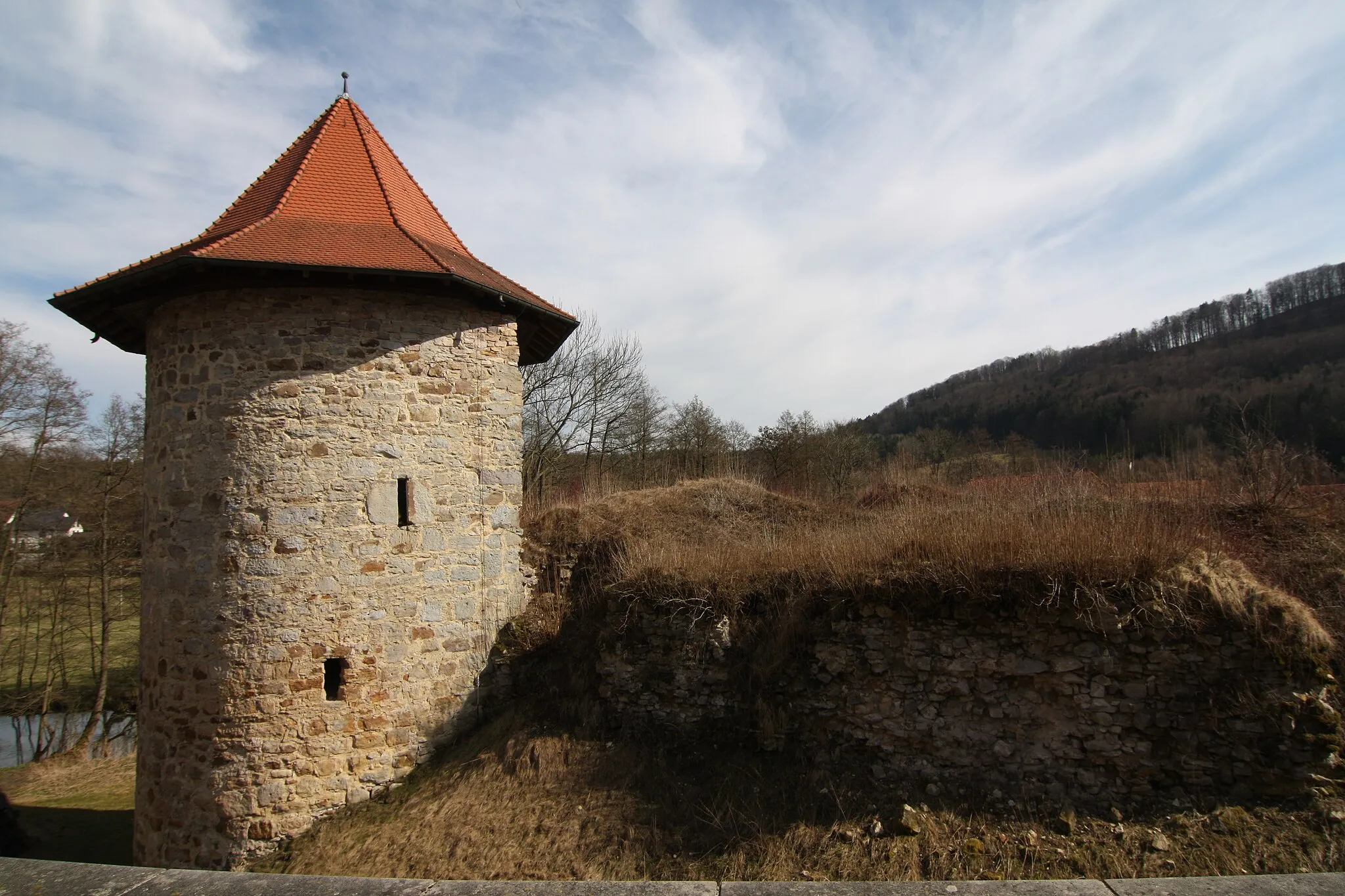 Photo showing: Nordturm der Burgruine Reurieth (2010)