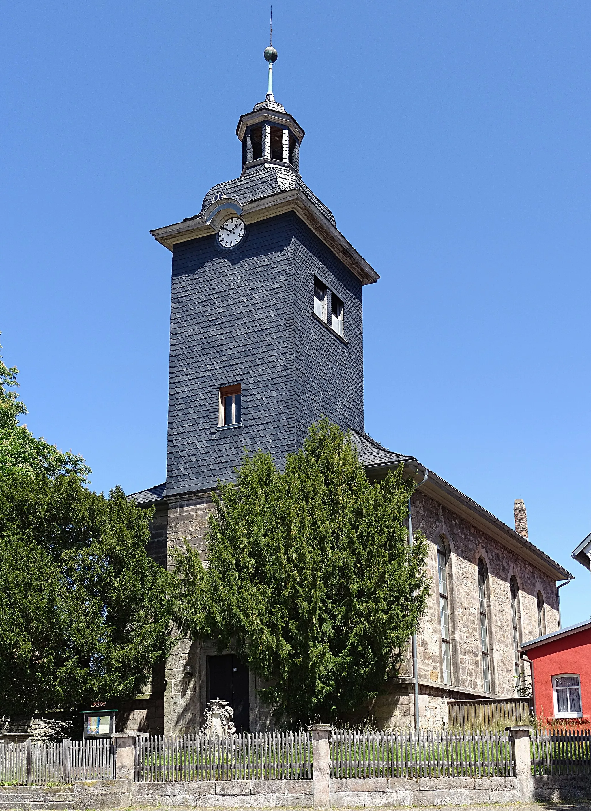 Photo showing: Die Dorfkirche Neusiß wurde von Clemens Wenzeslaus Coudray im klassizistischen Baustil entworfen und 1842 eingeweiht.