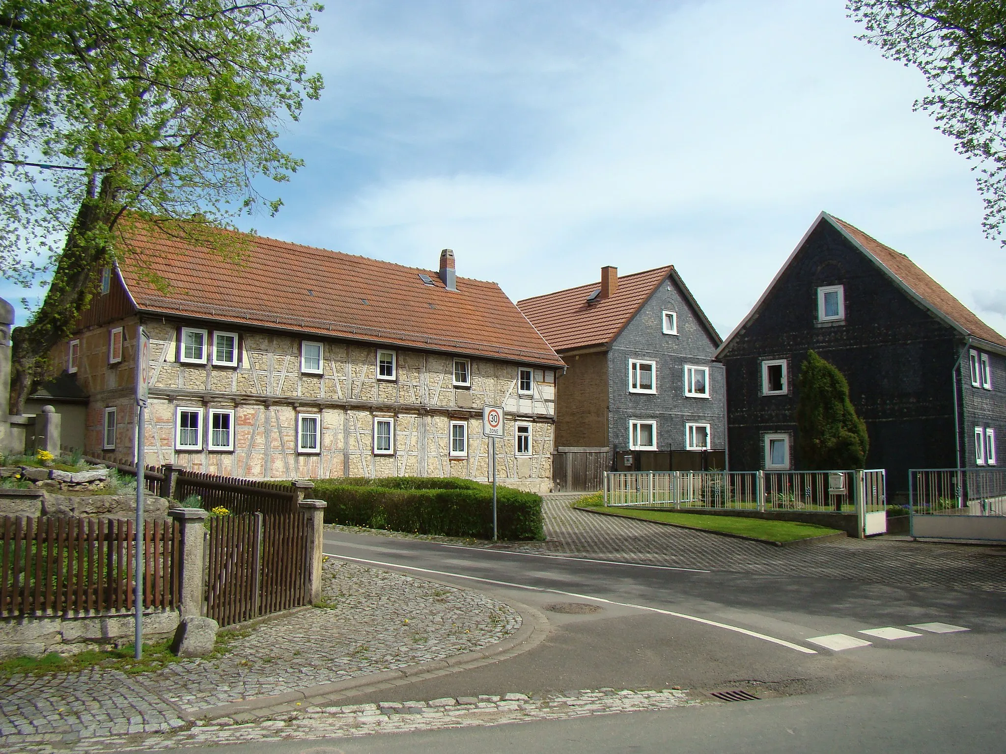 Photo showing: Gebäudegruppe in der Ortsmitte von Neusiß