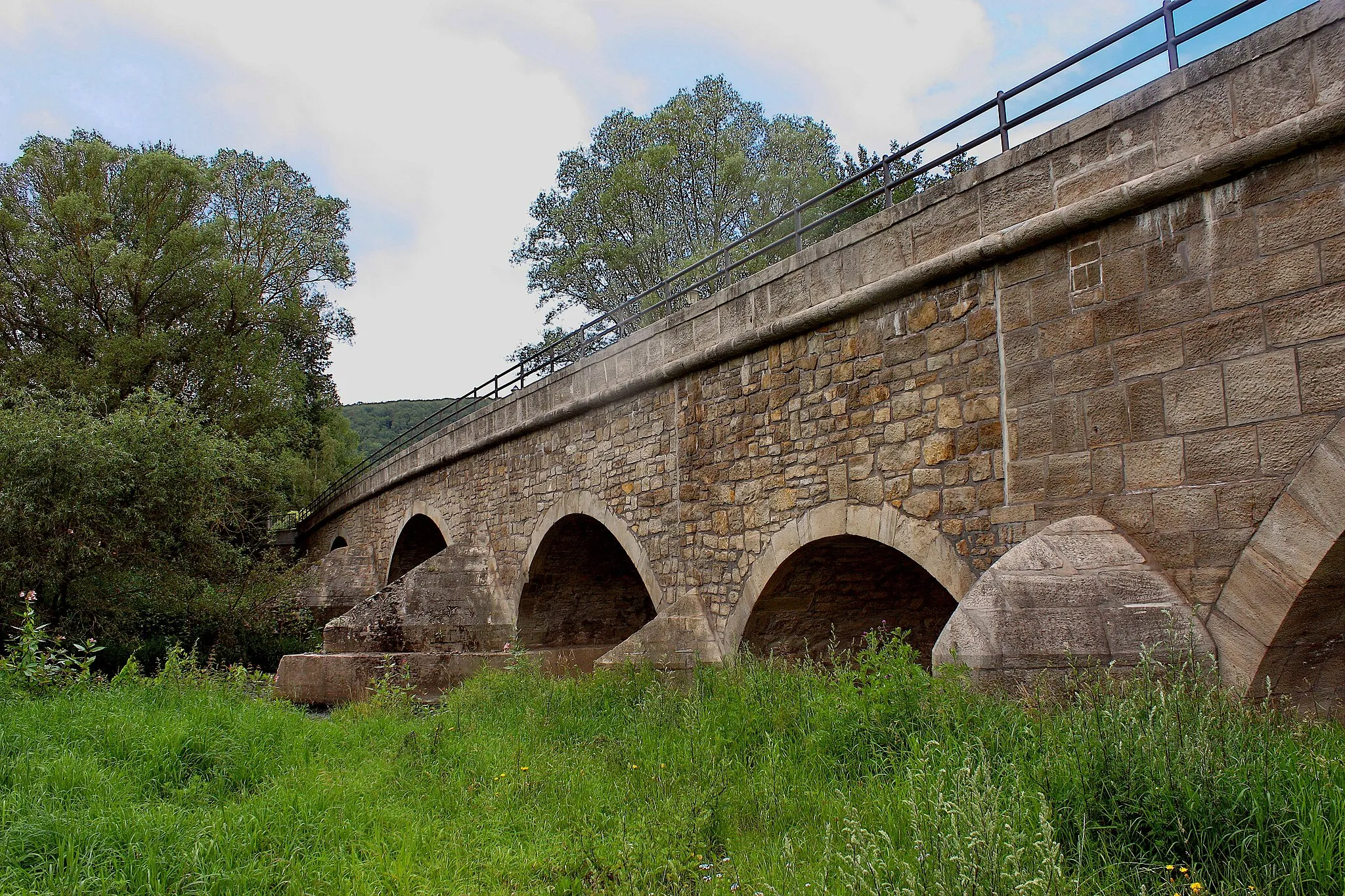 Photo showing: Stone Bridge near Untermassfeld over the Werra River