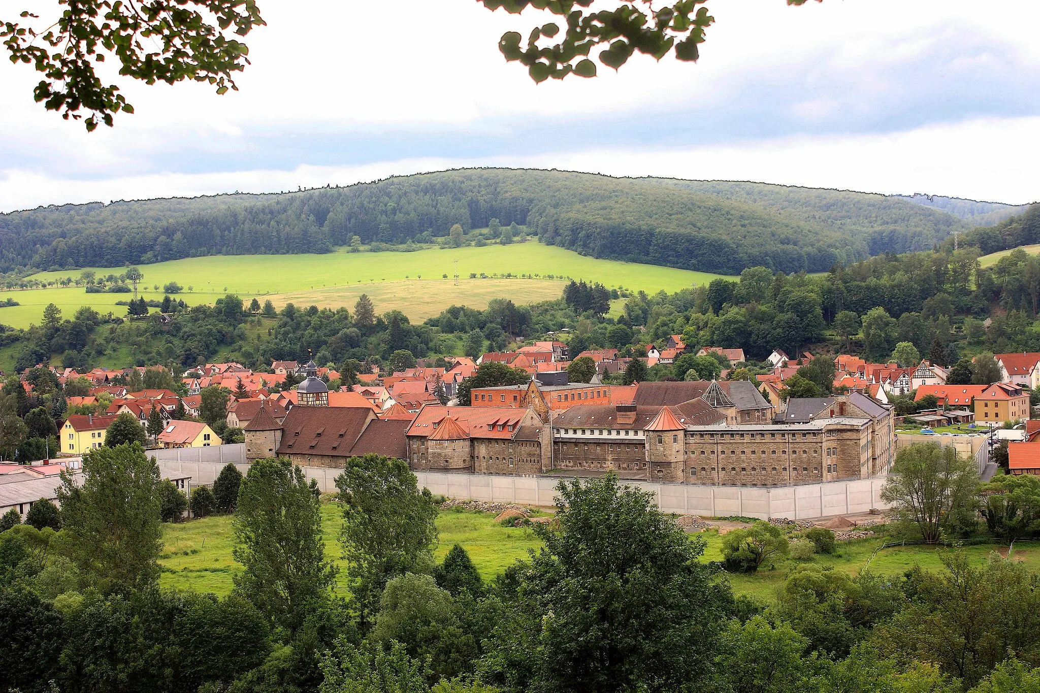 Photo showing: Village Untermassfeld with the moated castle