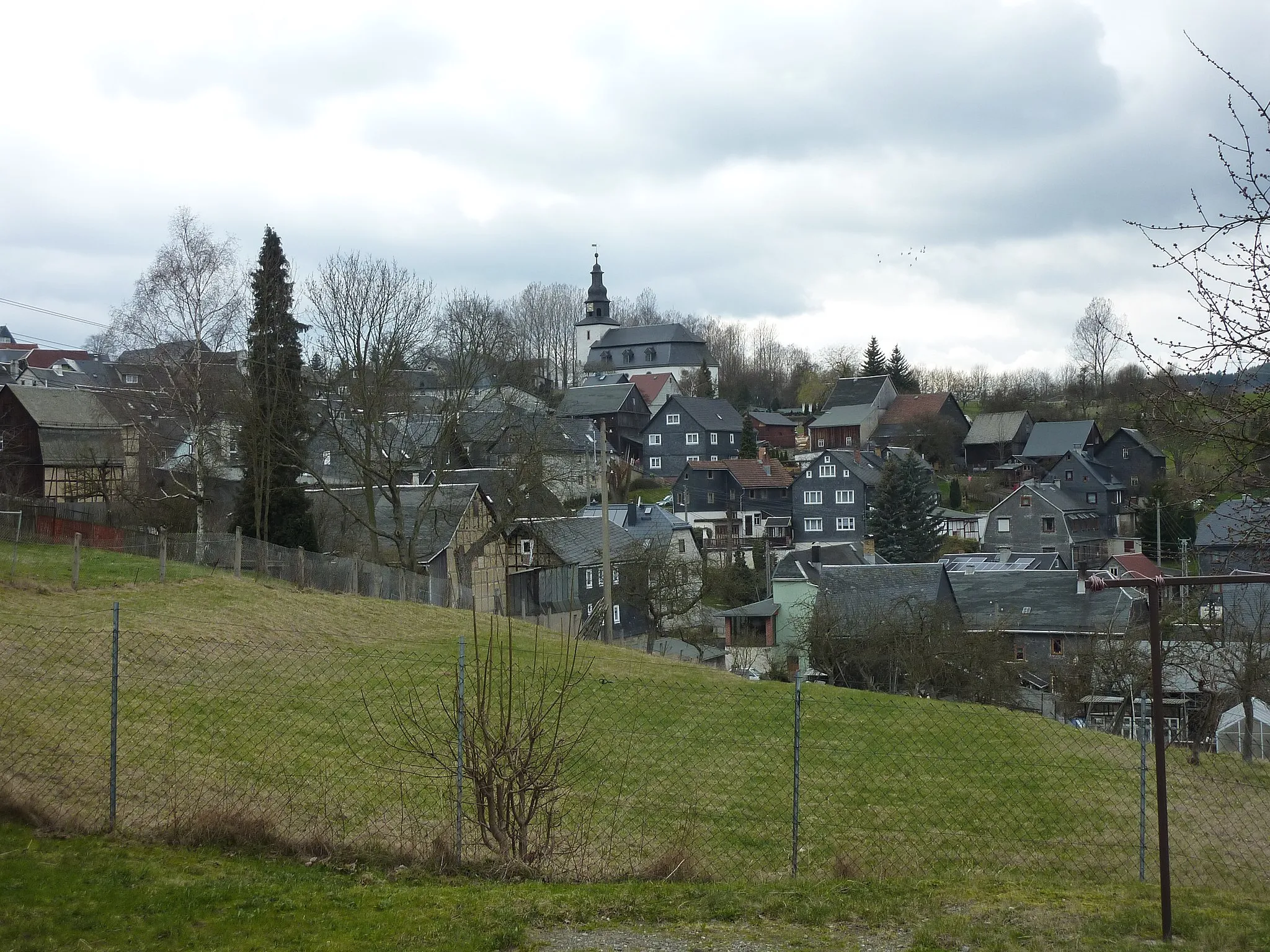 Photo showing: Blick auf einen Teil von Meura mit der Dorfkirche