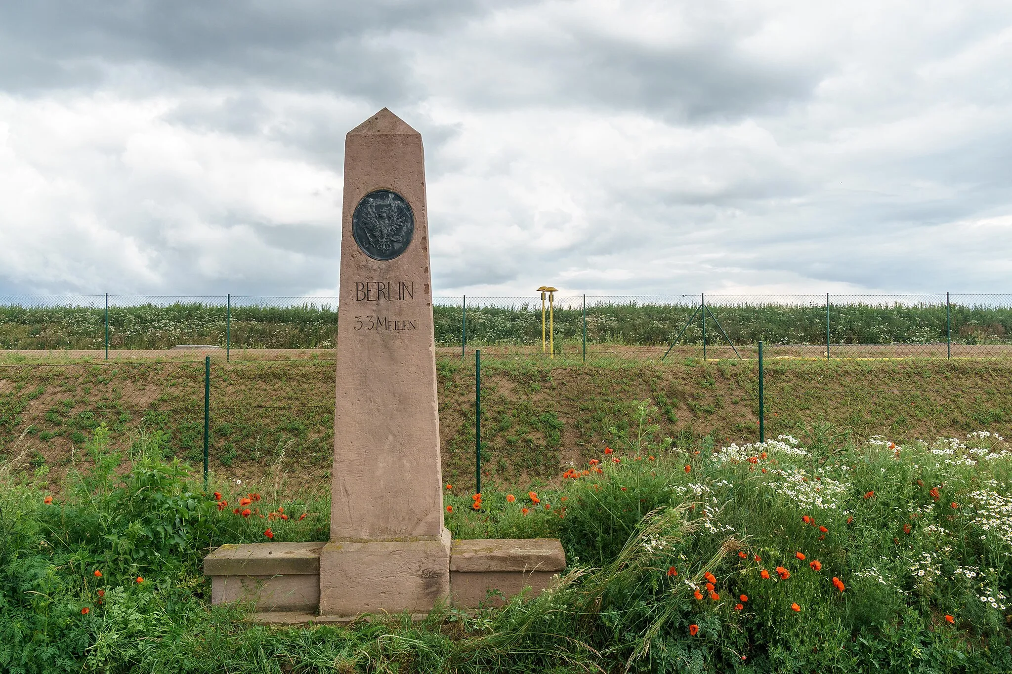 Photo showing: Preußischer Ganzmeilenobelisk mit Sitzbank an der L 3080 zwischen Görsbach und Bielen.