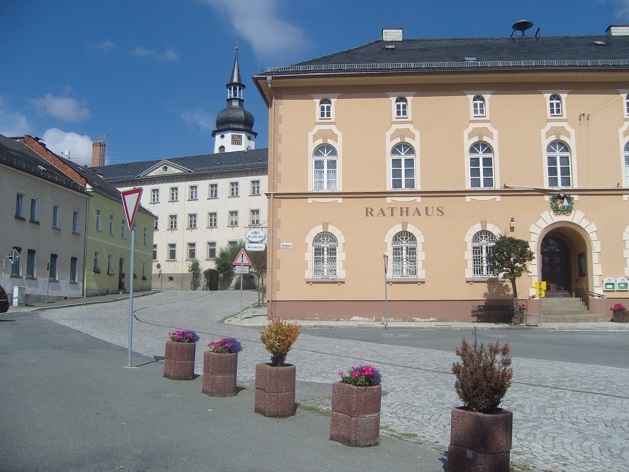 Photo showing: Church, old school and mayors office in Tanna, Thuringia, Germany.