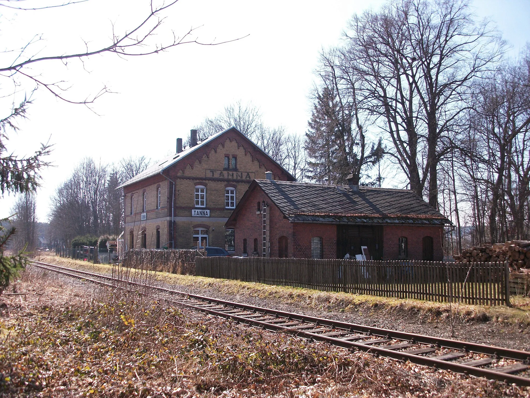 Photo showing: Bahnhof Tanna, Empfangs-und Nebengebäude (2022)