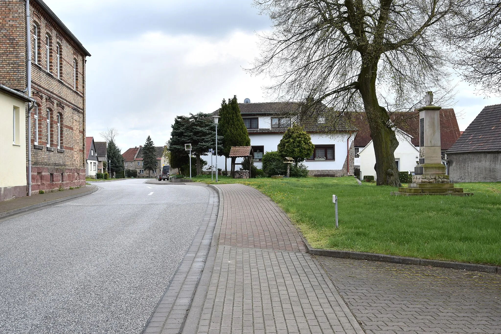 Photo showing: Sotterhausen - Unterdorf mit dem Kriegerdenkmal