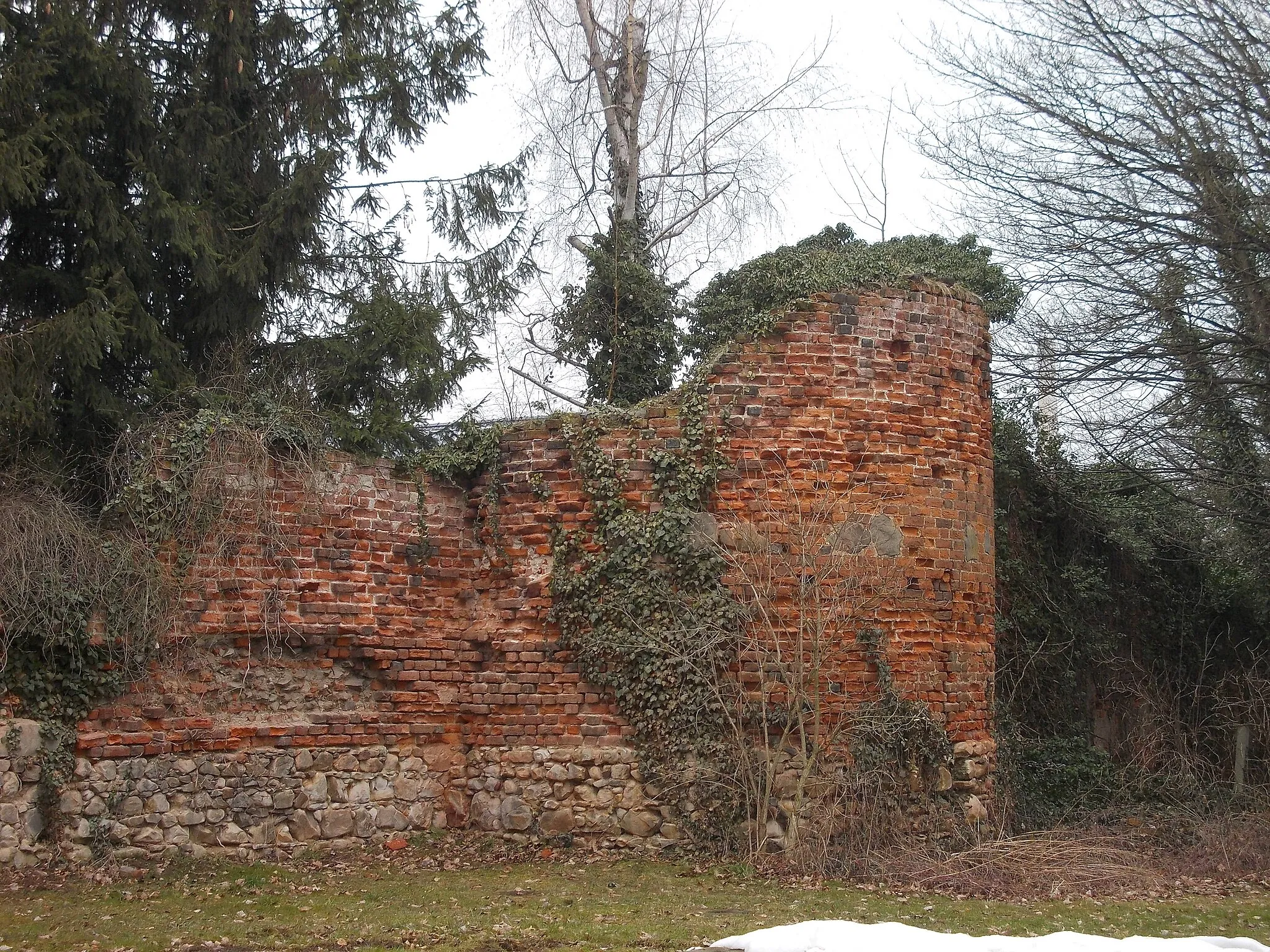 Photo showing: Remains of a wall tower near the fire station in Pegau (Leipzig district, Saxony)