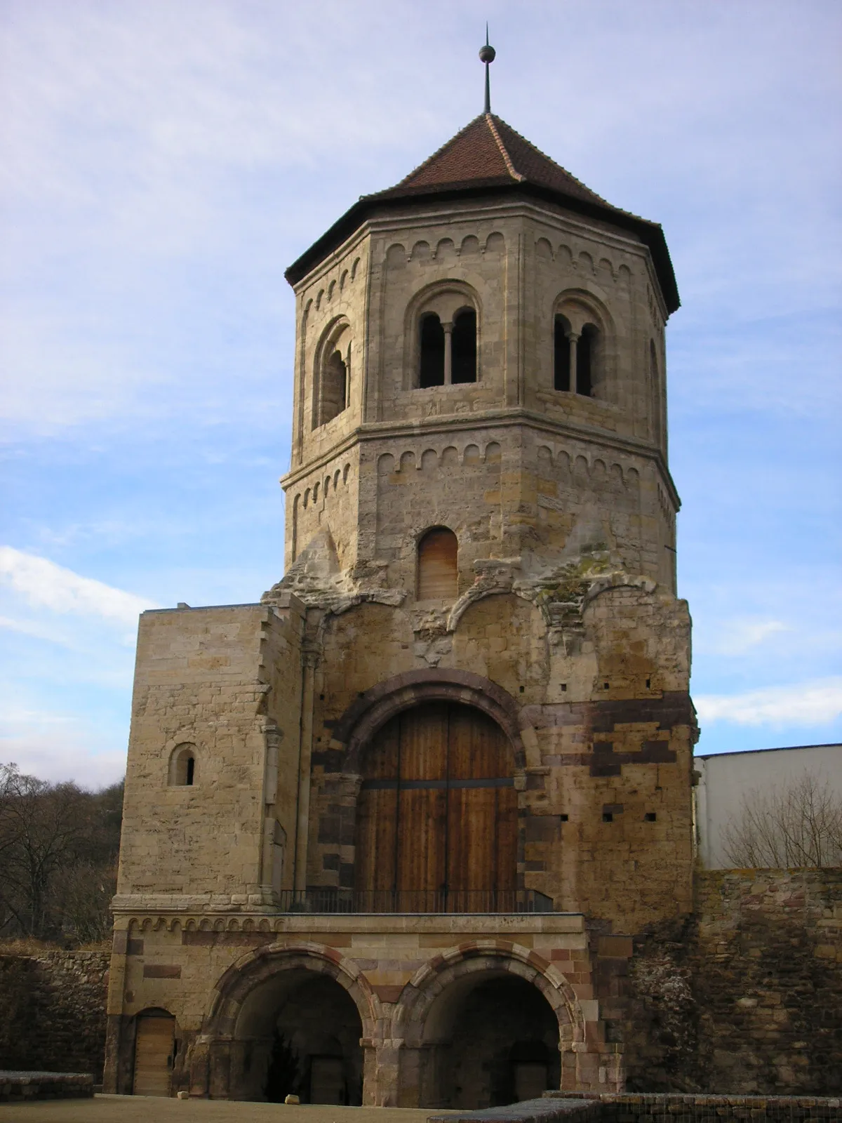 Photo showing: Ruine des Klosters Göllingen (Thüringen), Blick auf den Westbau der Klosterkirche mit  Öffnung zum Westchor, davorliegender Empore, den Zugängen zur Krypta, und Glockenturn.